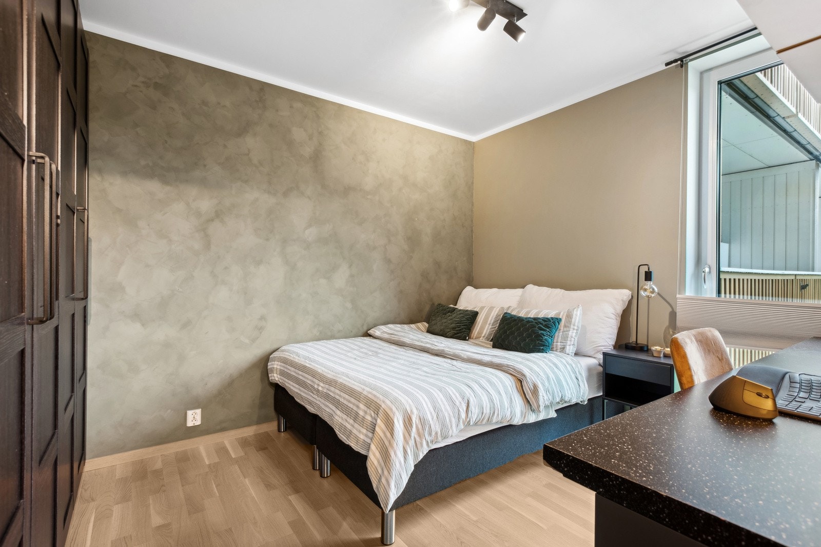 Soverommet er utstyrt med en flott garderobeløsning. Galleribilde