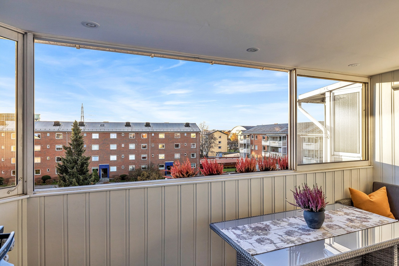 Ulvenkrysset busstopp er ca. 3 minutt gange unna, hvor blant annet buss nr. 100, 110 og 300 tar deg til sentrum på ca. 9 min. Galleribilde