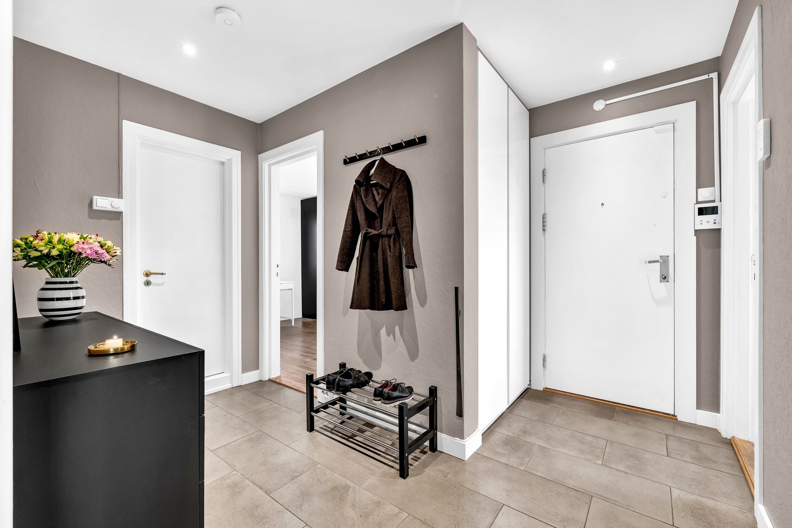 En sentral og attraktiv 3-roms i 4. etasje med innglasset balkong og varmtvann og fyring inkludert. Galleribilde