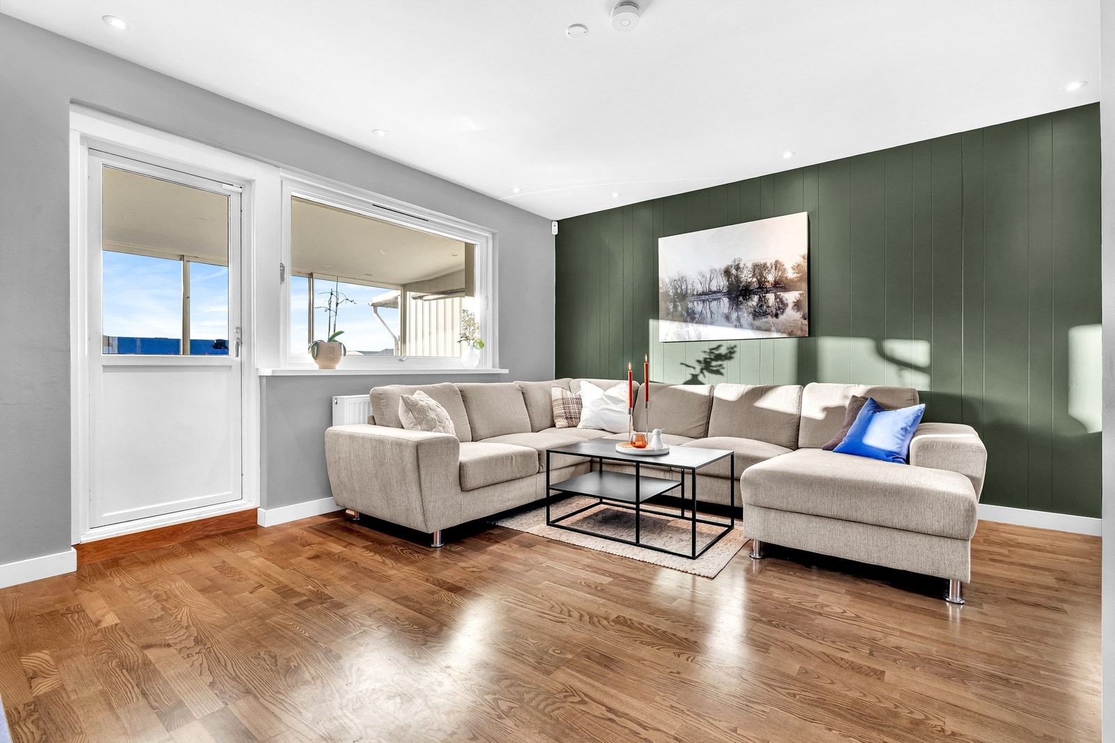 Fra stuen har du utgang til en innglasset balkong på 9 kvm. Galleribilde