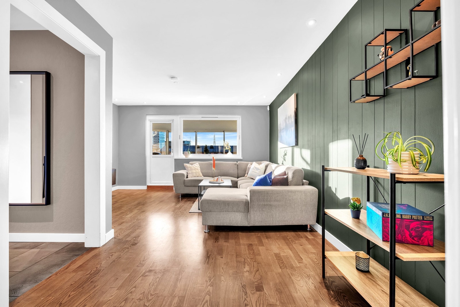 Parkettgulv og downlights i taket som gir en behagelig belysning. Galleribilde