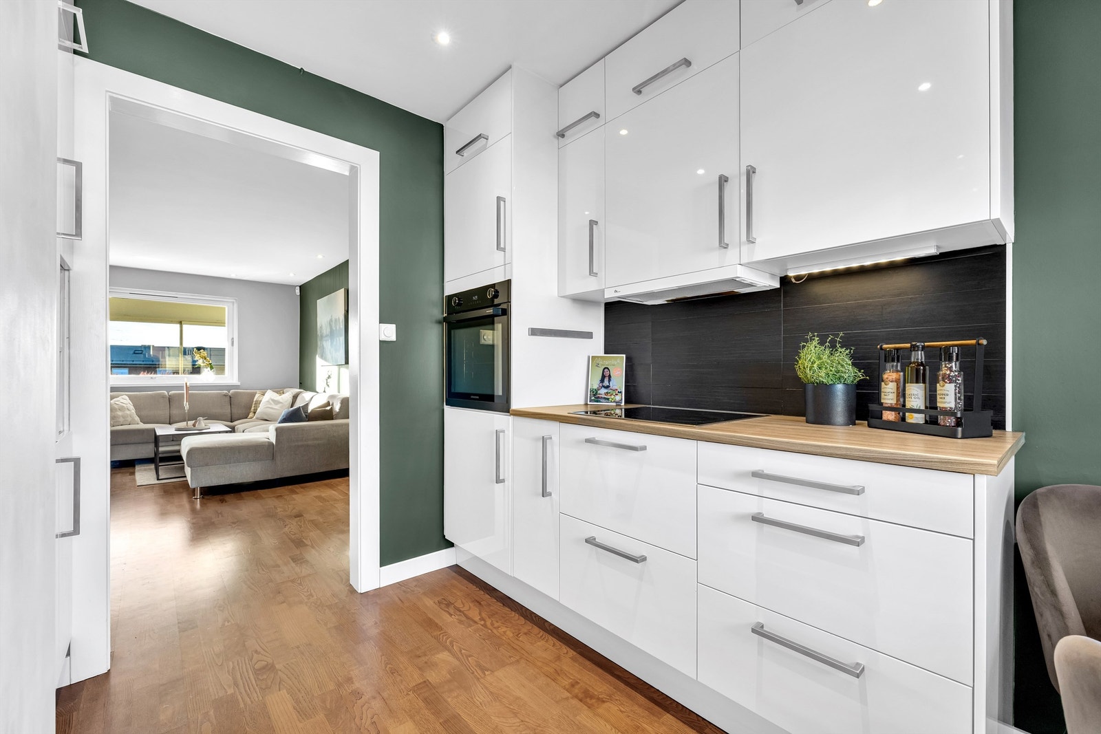 Kjøkkenet har laminerte benkeplater samt fliser mellom benkeplater og overskap. Galleribilde