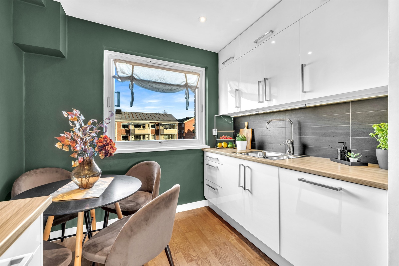 Kjøkkeninnredningen er fra 2011 og har hvite, glatte fronter som gir et rent og moderne uttrykk. Galleribilde