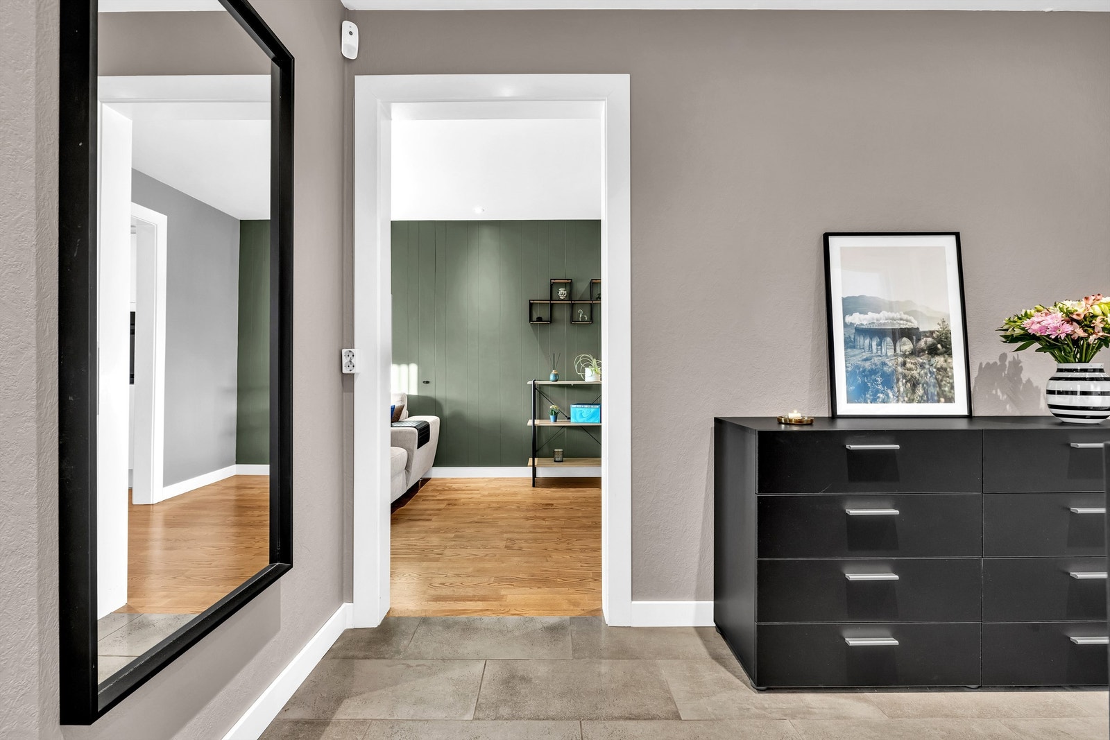 Det medfølger et praktisk innebygget skap og er i tillegg rom for ekstra møbler, som en kommode eller flere garderobeskap. Galleribilde