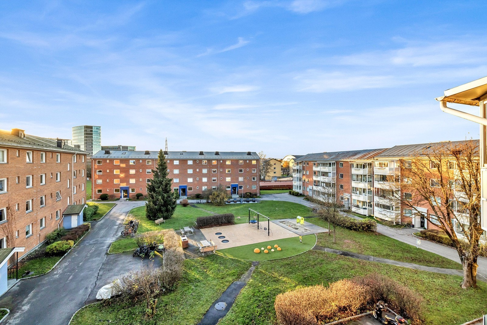 Gode solforhold og flott utsyn over borettslagets fellesarealer. Galleribilde