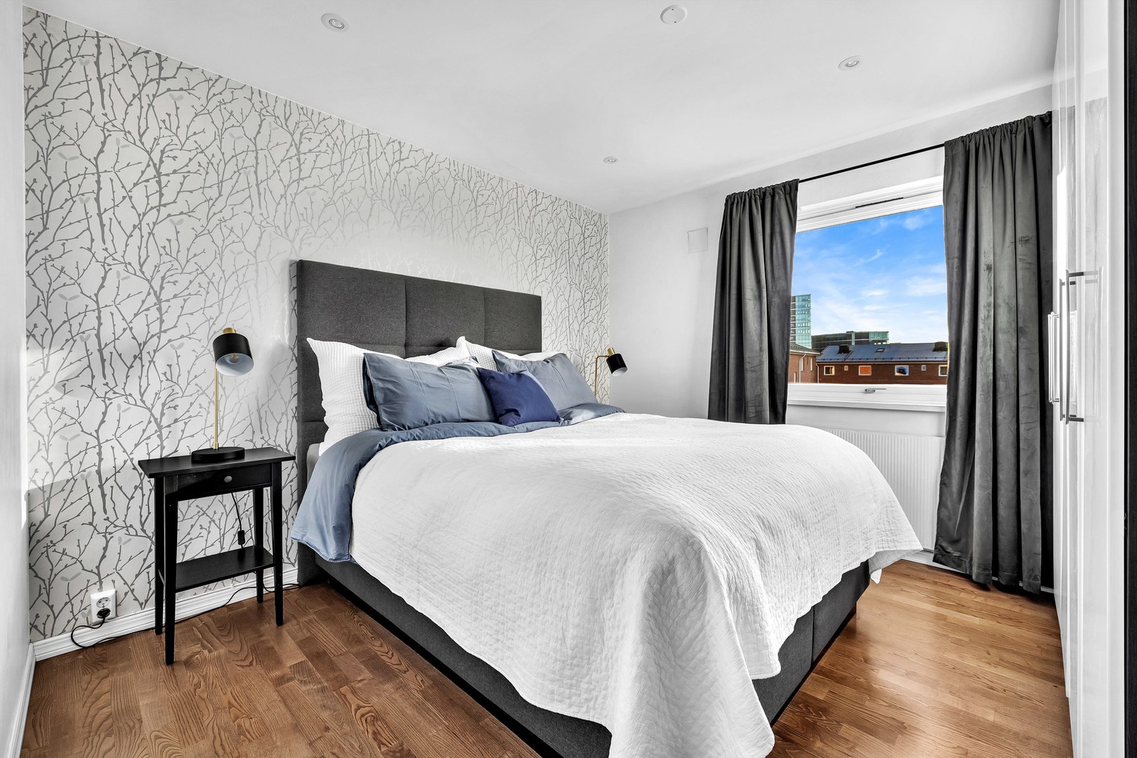 Hovedsoverommet er romslig med plass til dobbeltseng, nattbord og garderobeskap. Galleribilde