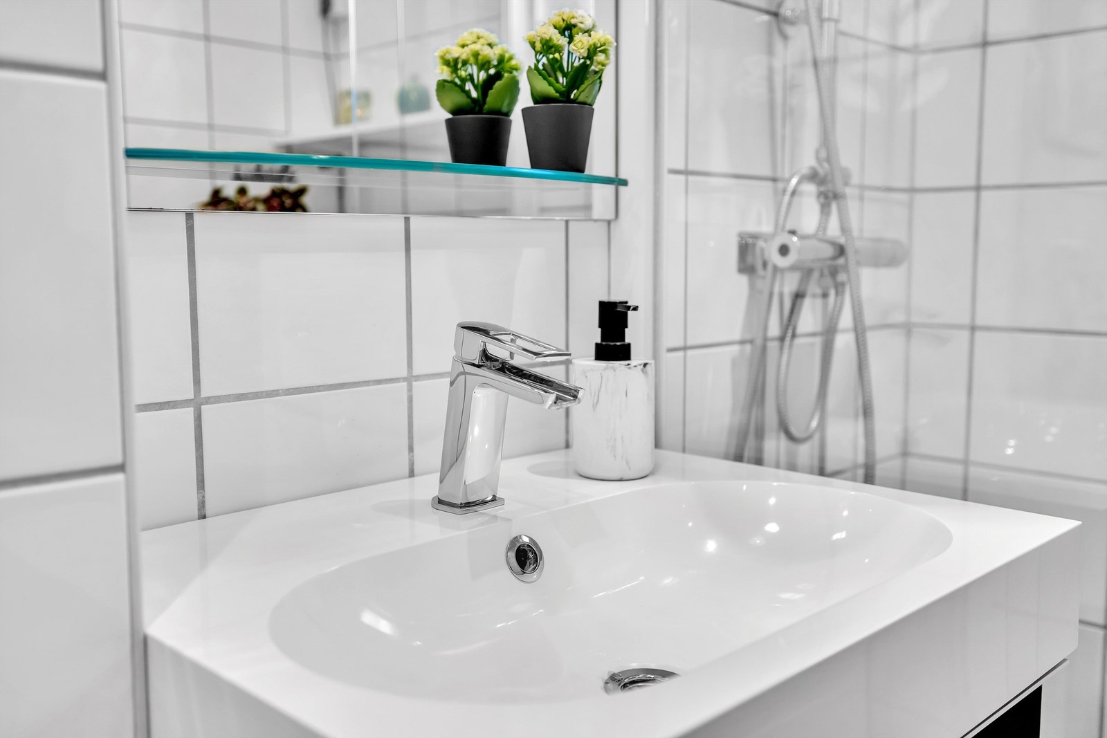 Lyse, nøytrale farger gir badet et tidløst preg. Galleribilde