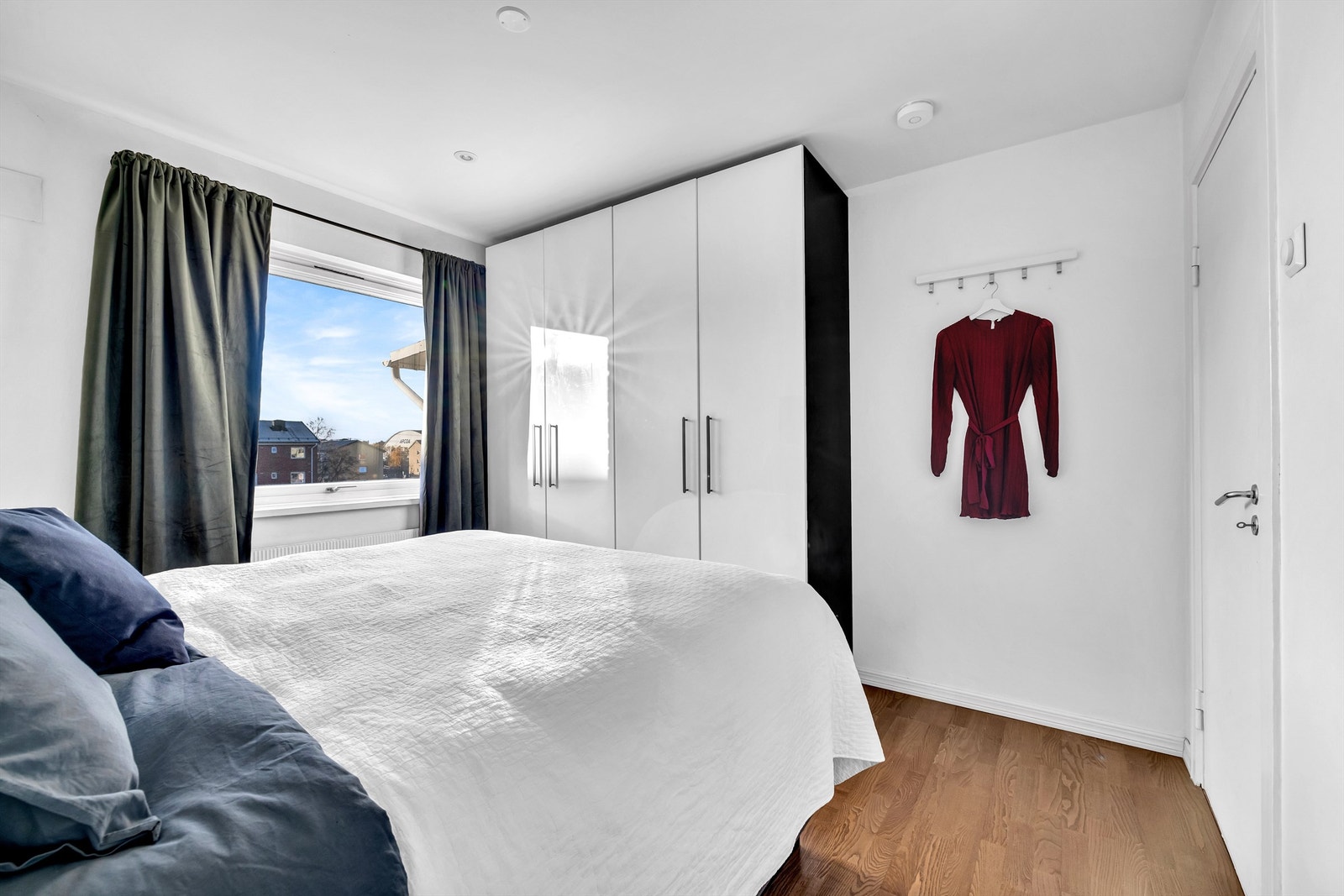 Praktisk garderobeskap medfølger. Galleribilde