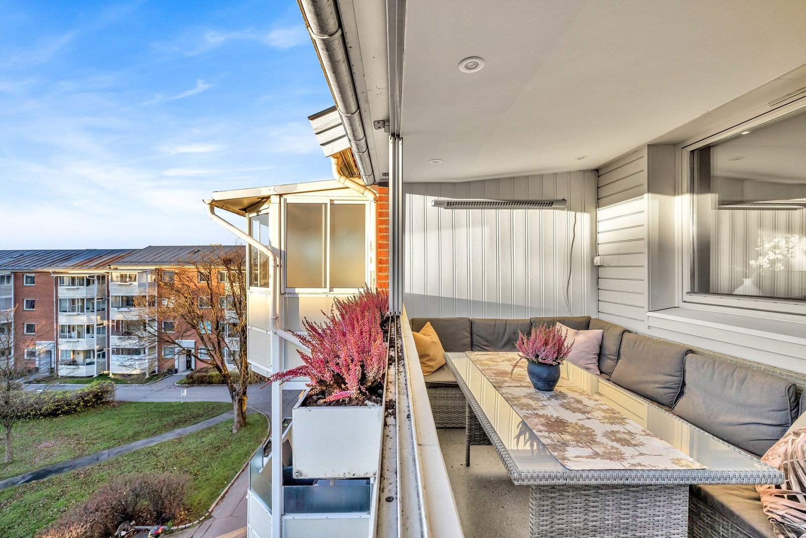 Uteplassen har plass til både sittegruppe og grill. Galleribilde