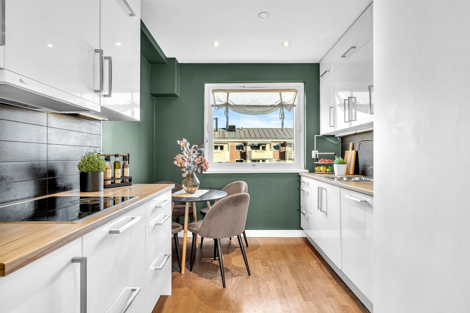 Køkkenet ligger separat fra stuen og har plass til spisebord. Galleribilde