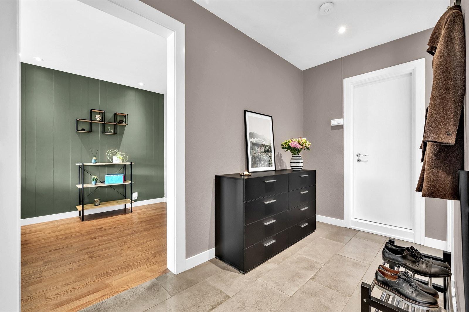 Leiligheten har en romslig og innbydende entré, med god plass til å henge fra seg klær og sette fra seg sko. Galleribilde