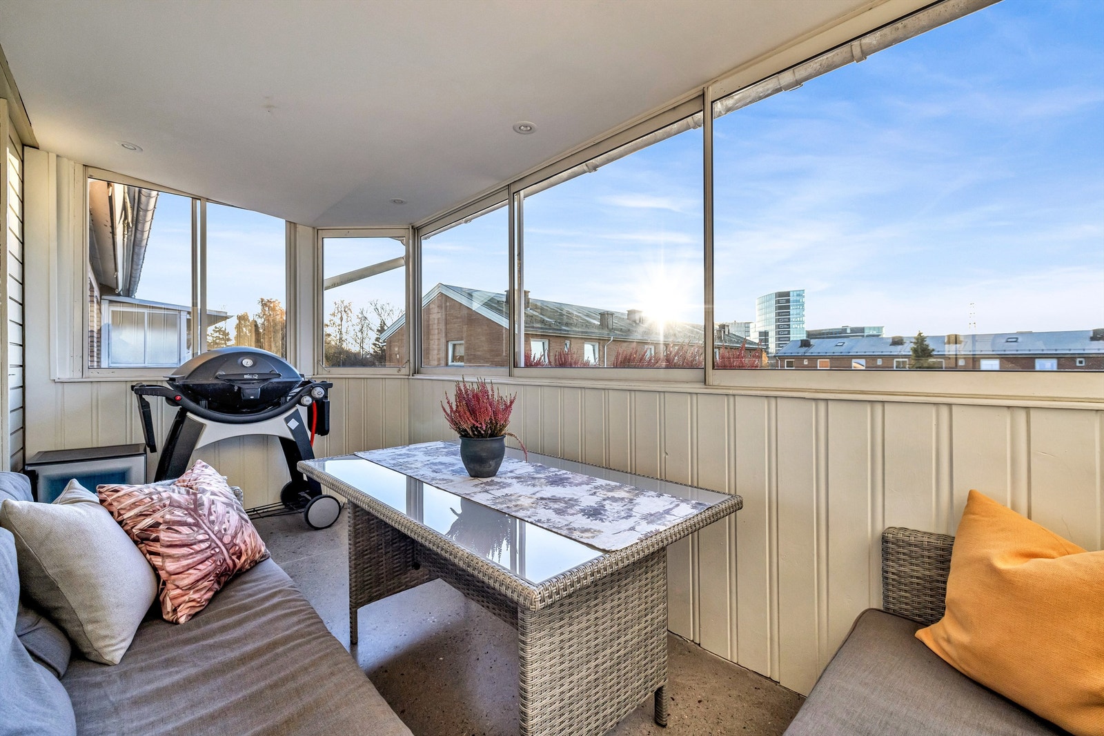 Leiligheten er sentrumsnær og attraktivt beliggende på Ulven med flott opparbeidet fellesområde. Galleribilde