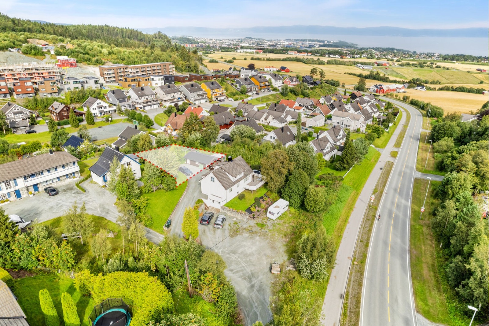 Attraktivt boområde som er i stadig utvikling. Fredelige og rolige omgivelser. NB: stiplet linje er kun ment for å vise hvor tomta ligger, og ikke nøyaktige mål. Galleribilde
