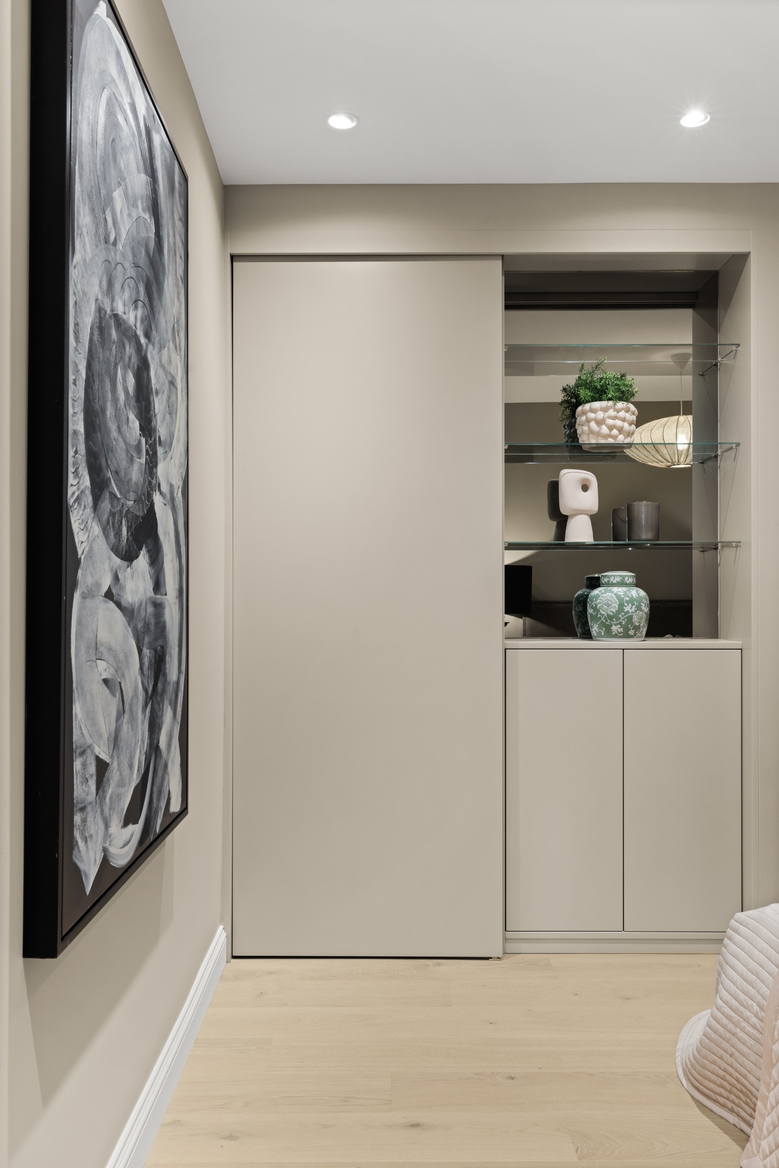 Dør til baktrapp skjult bak skyvedør Galleribilde