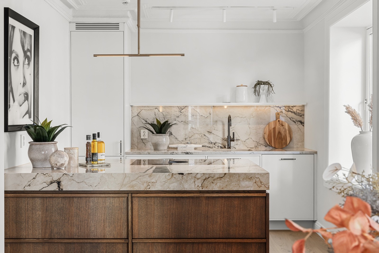 Eksklusivt spesiallaget kjøkken i høy kvalitet (Bærum kjøkkensenter) nytt i 2024 med god løsning, kjøkkenøy, keramikkbenkeplate og integrerte kvalitetshvitevarer Galleribilde