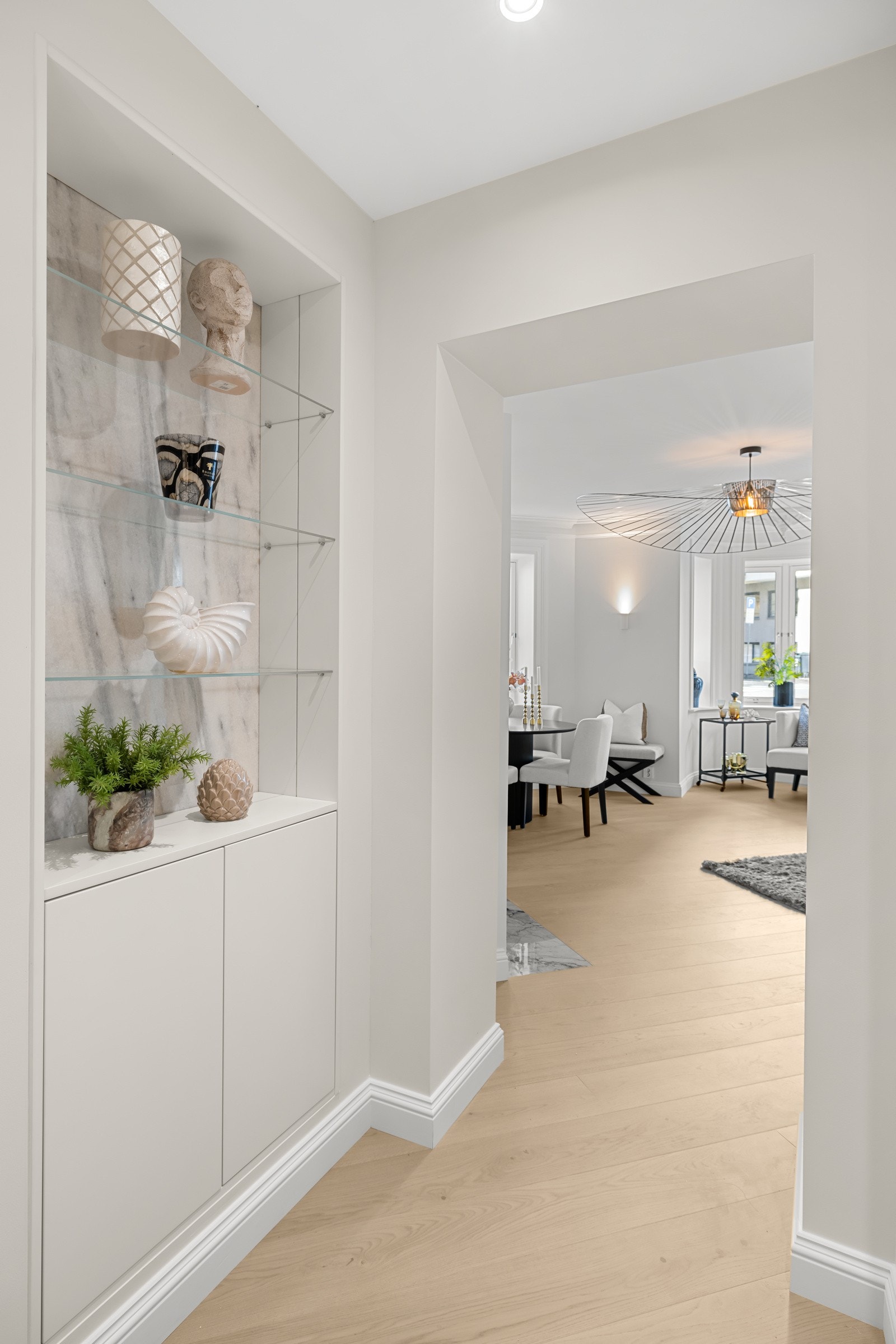 Plassbygget skap og flotte glasshyller Galleribilde