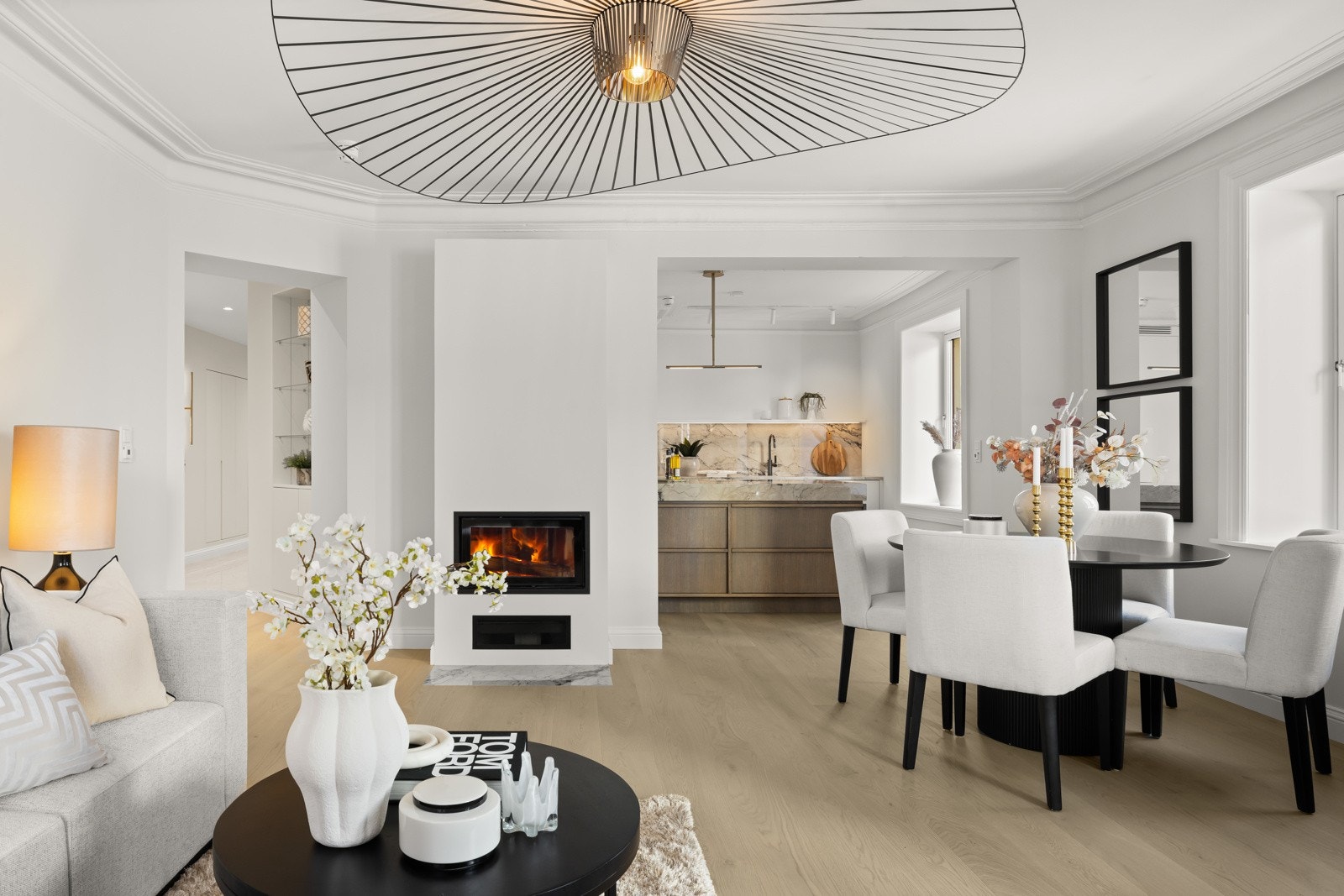 Stilren, delikat og påkostet bolig med tidsriktige farge- og materialvalg Galleribilde