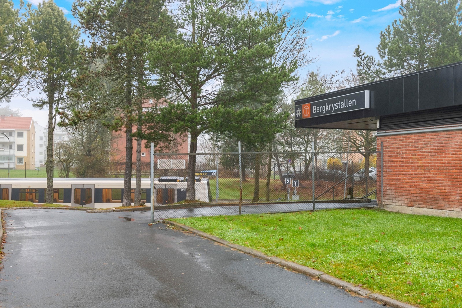 Boligen ligger rett ved Bergkrystallen T-banestasjon som tar deg til sentrum på ca. 20 minutter Galleribilde