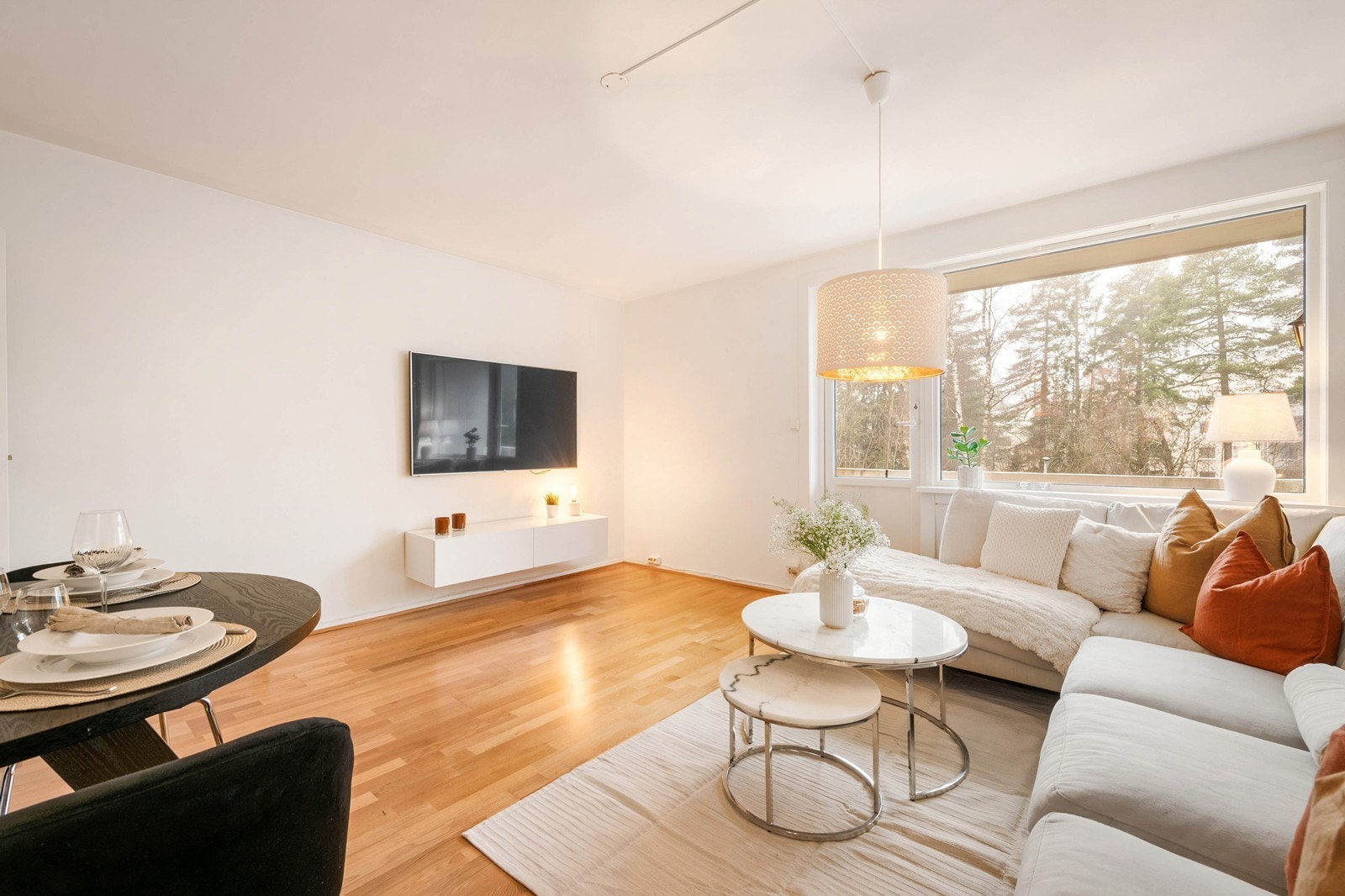Lys stue med store vindusflater Galleribilde