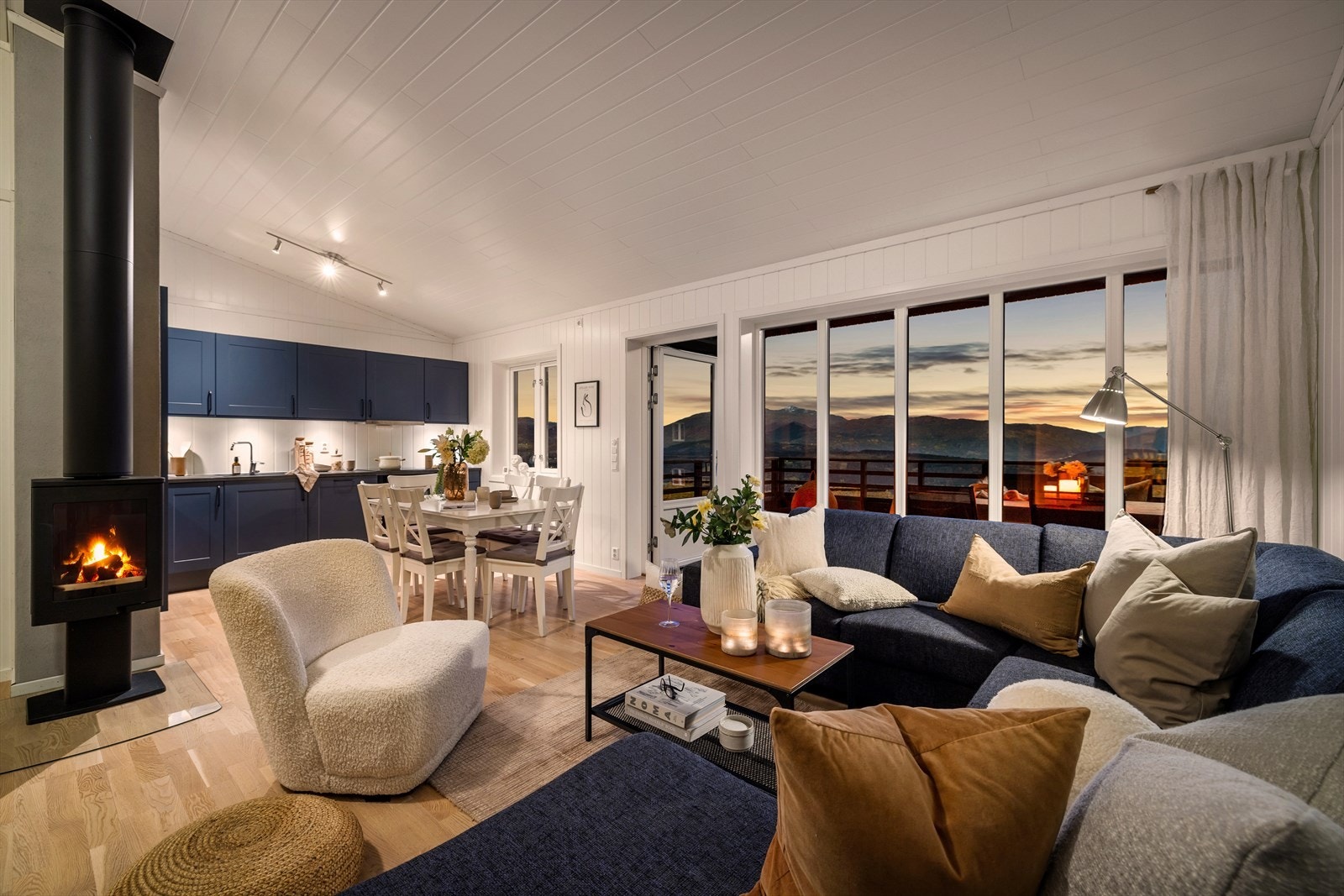 Romslig stue med åpen kjøkkenløsning Galleribilde
