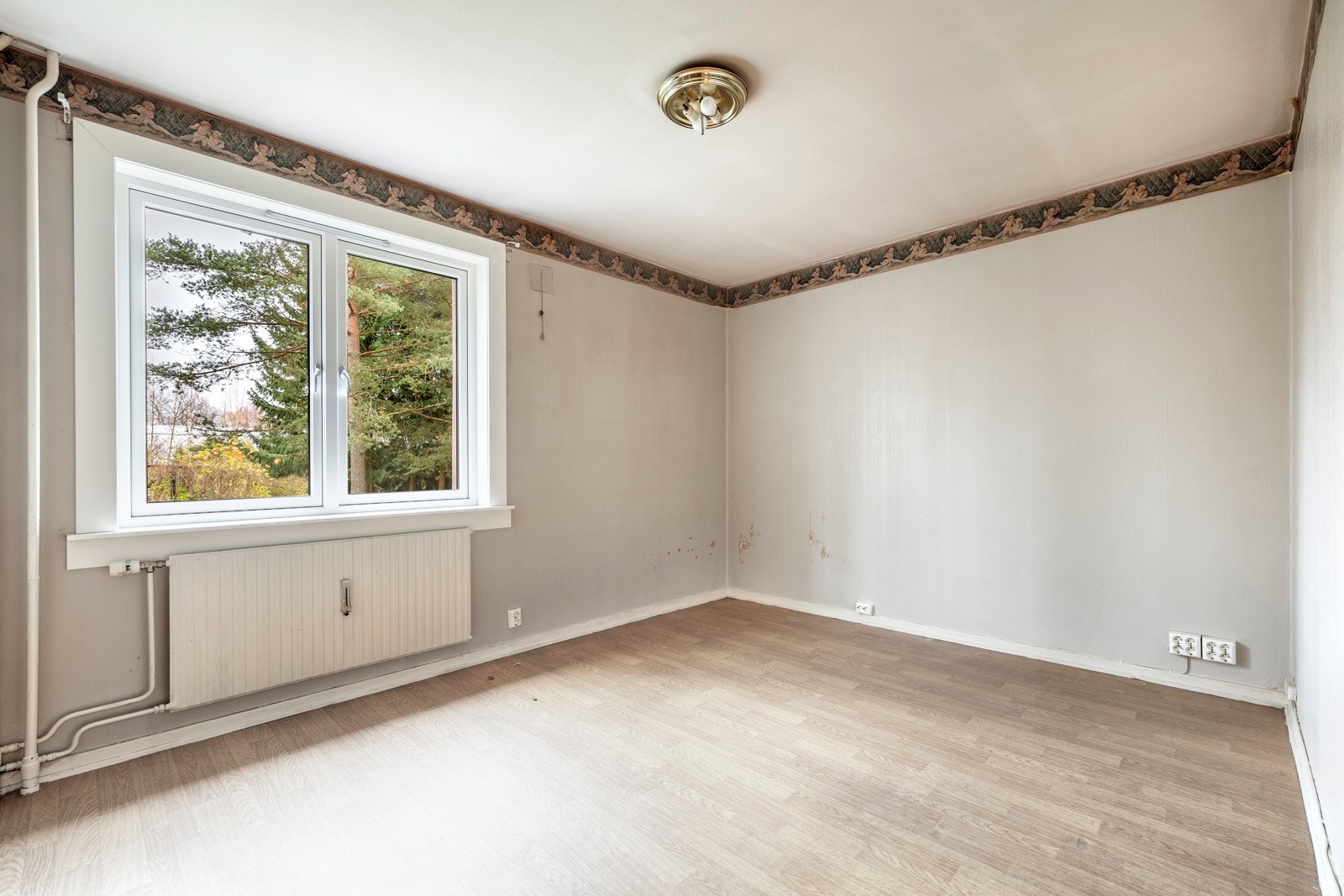 Leiligheten har et lyst og romslig soverom med god plass til seng og nattbord. Galleribilde