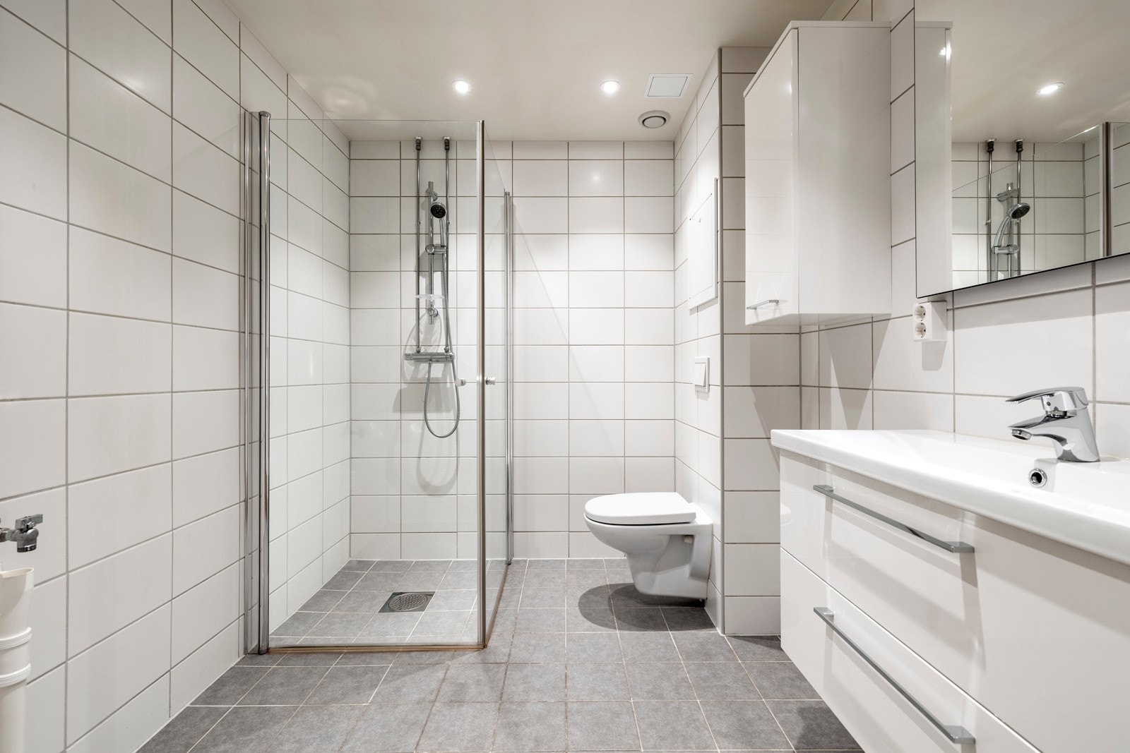 Badet er pusset opp i regi av borettslaget og har malt slett tak med downlights, samt flislagte vegger og gulv med elektriske varmekabler. Galleribilde