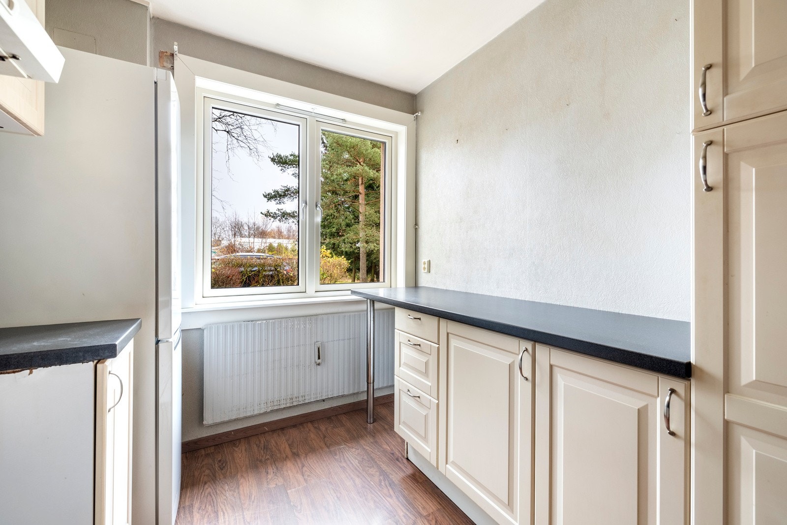 Det er plass for hvitevarer som komfyr, kjøl/fryseskap, oppvaskmaskin og komfyr. Galleribilde