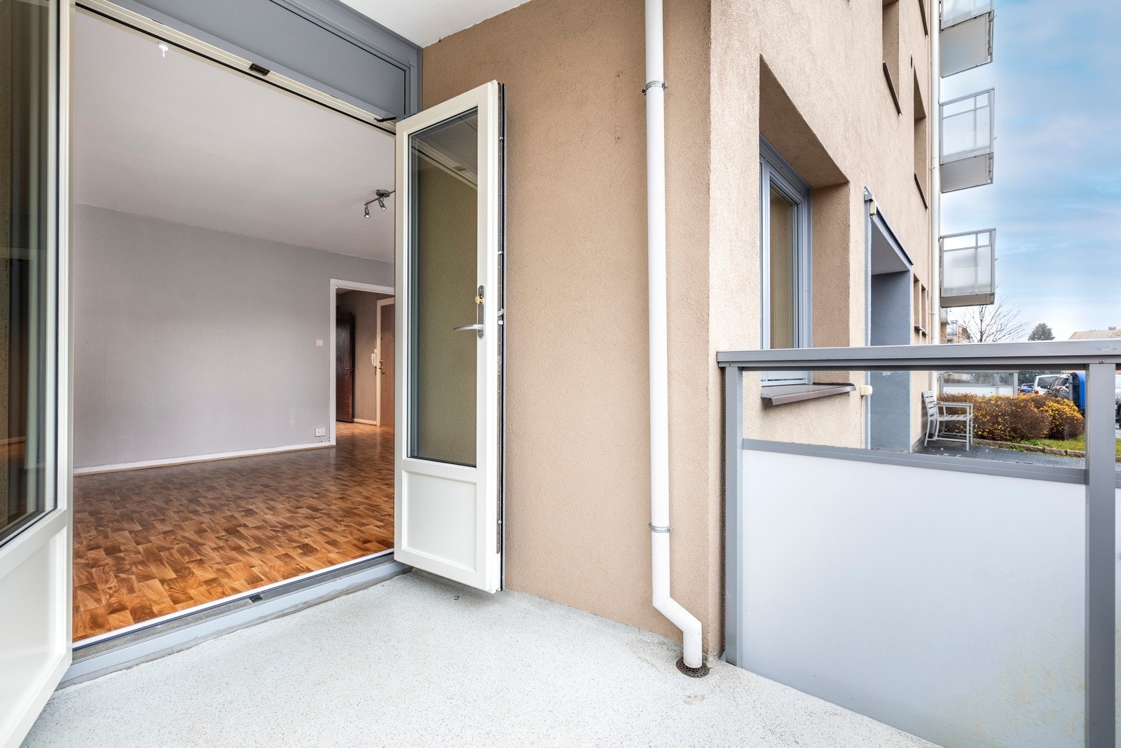 Her er det plass til et lite bord og to stoler - perfekt for å nyte morgenkaffen. Galleribilde