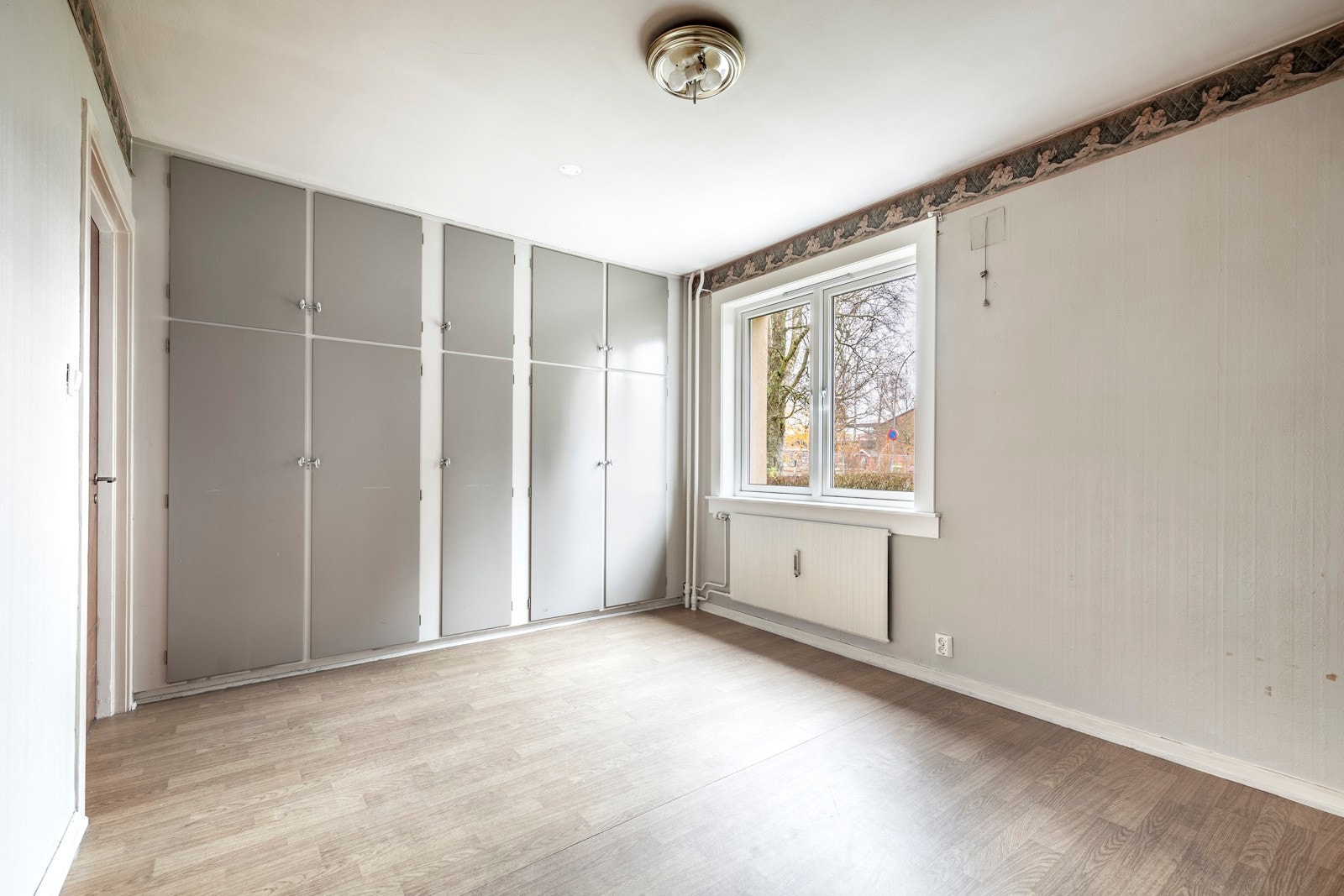 Rommet er innredet med et praktisk innebygd garderobeskap. Galleribilde