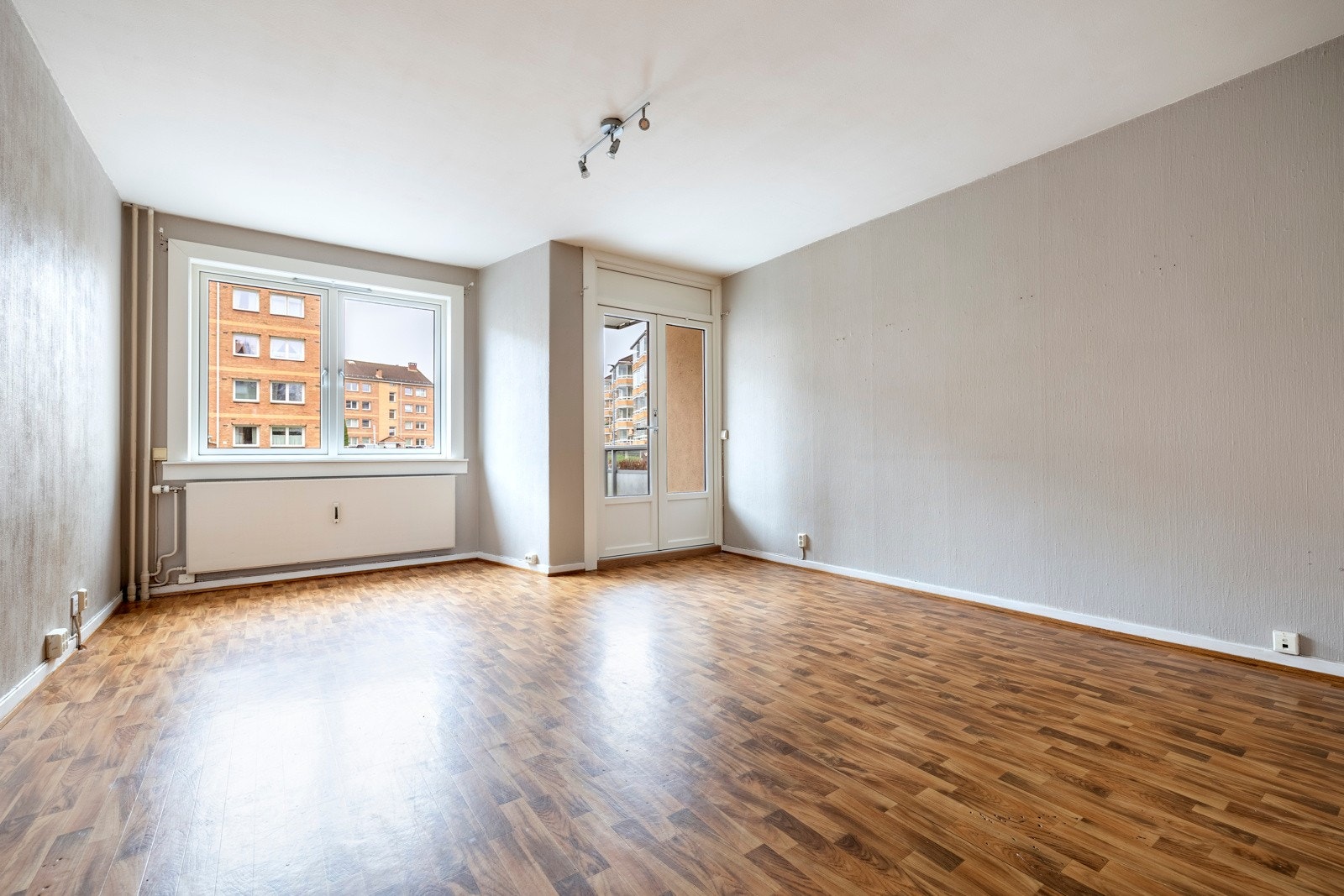 Stuen fremstår som romslig med lyse vegger og store vindusflater som slipper inn rikelig med naturlig lys. Galleribilde