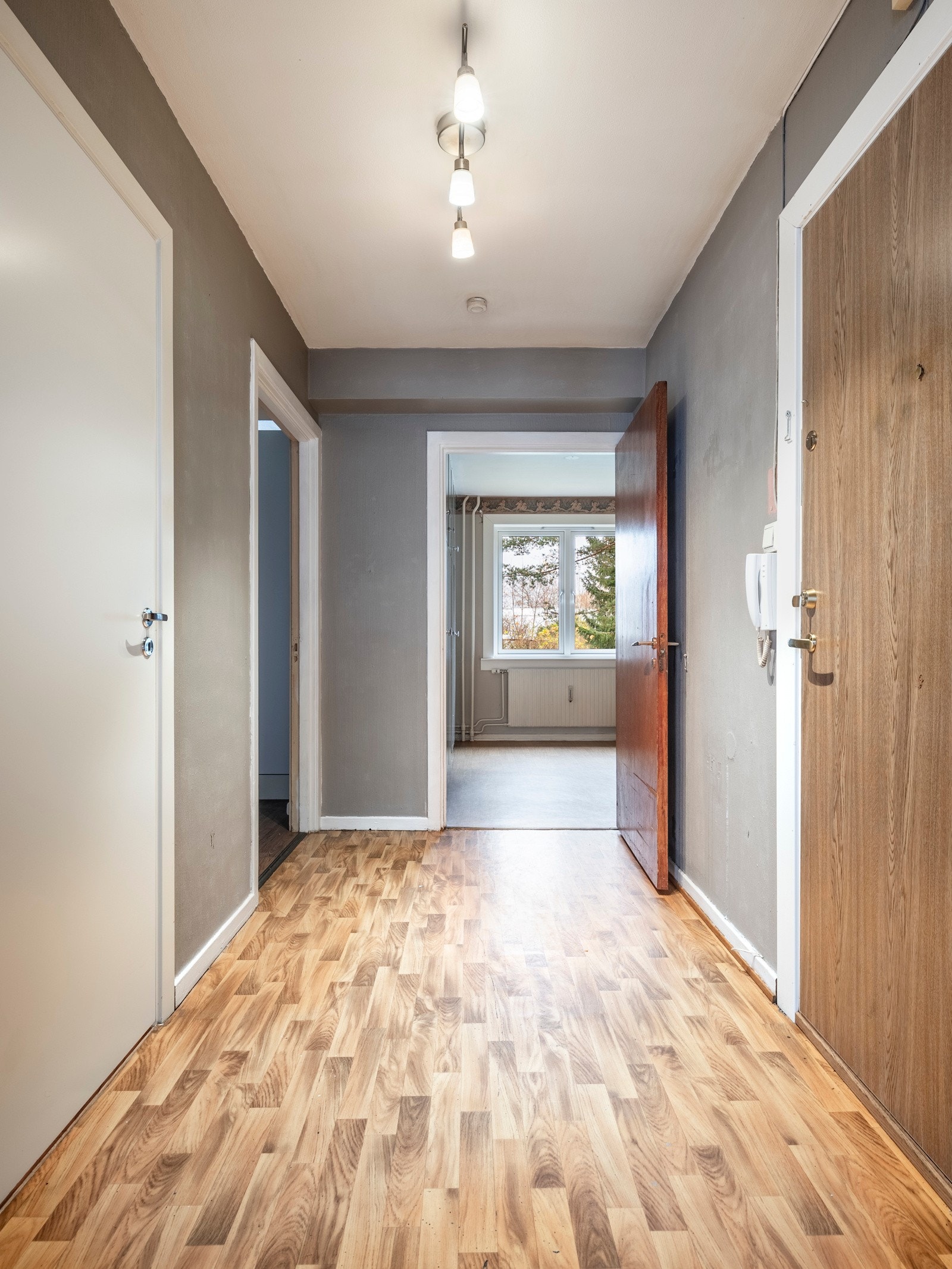 Entréen har plass til ulike garderobeløsninger for praktisk oppbevaring av klær, sko og yttertøy. Galleribilde