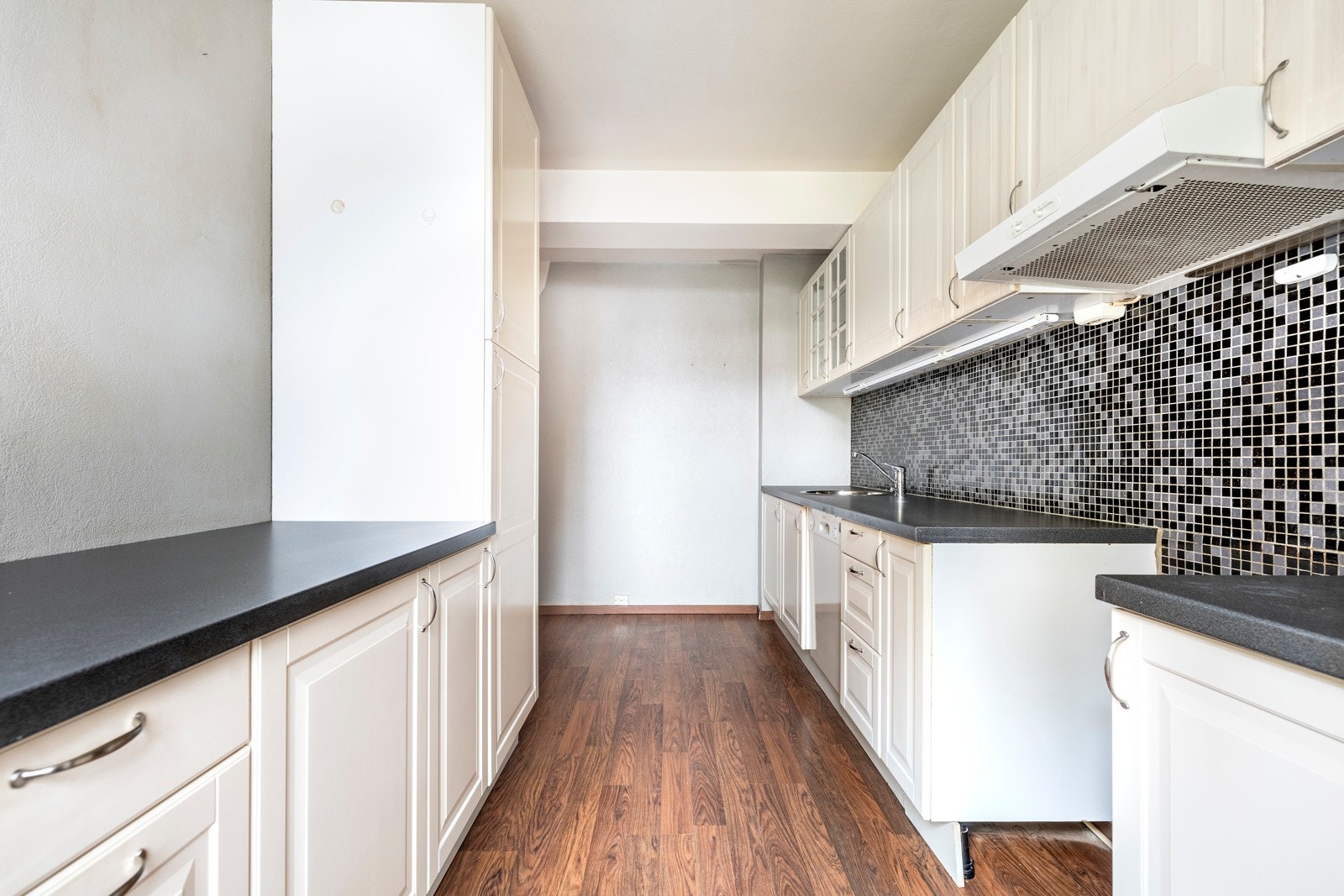 Det er fliser og praktisk belysning over benken. Galleribilde