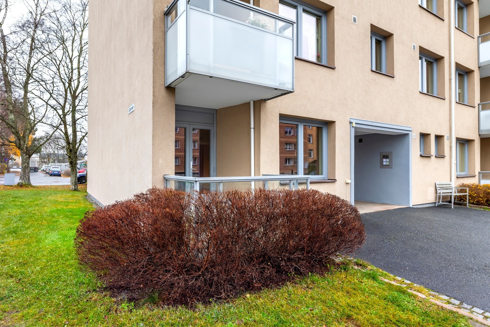 Borettslaget en flott tomt med flere sittegrupper og grøntområder i barnevennlige omgivelser. Galleribilde