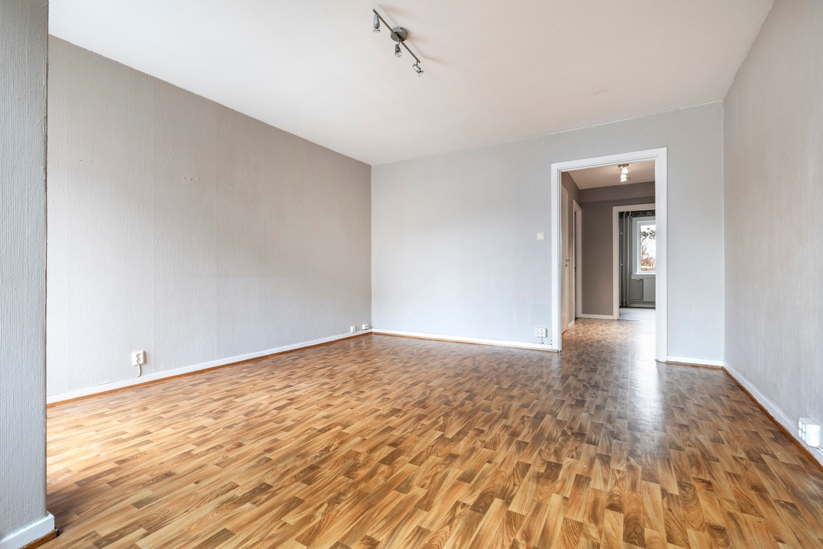 Det er plass til både sofagruppe, TV-anlegg og spisebord. Galleribilde