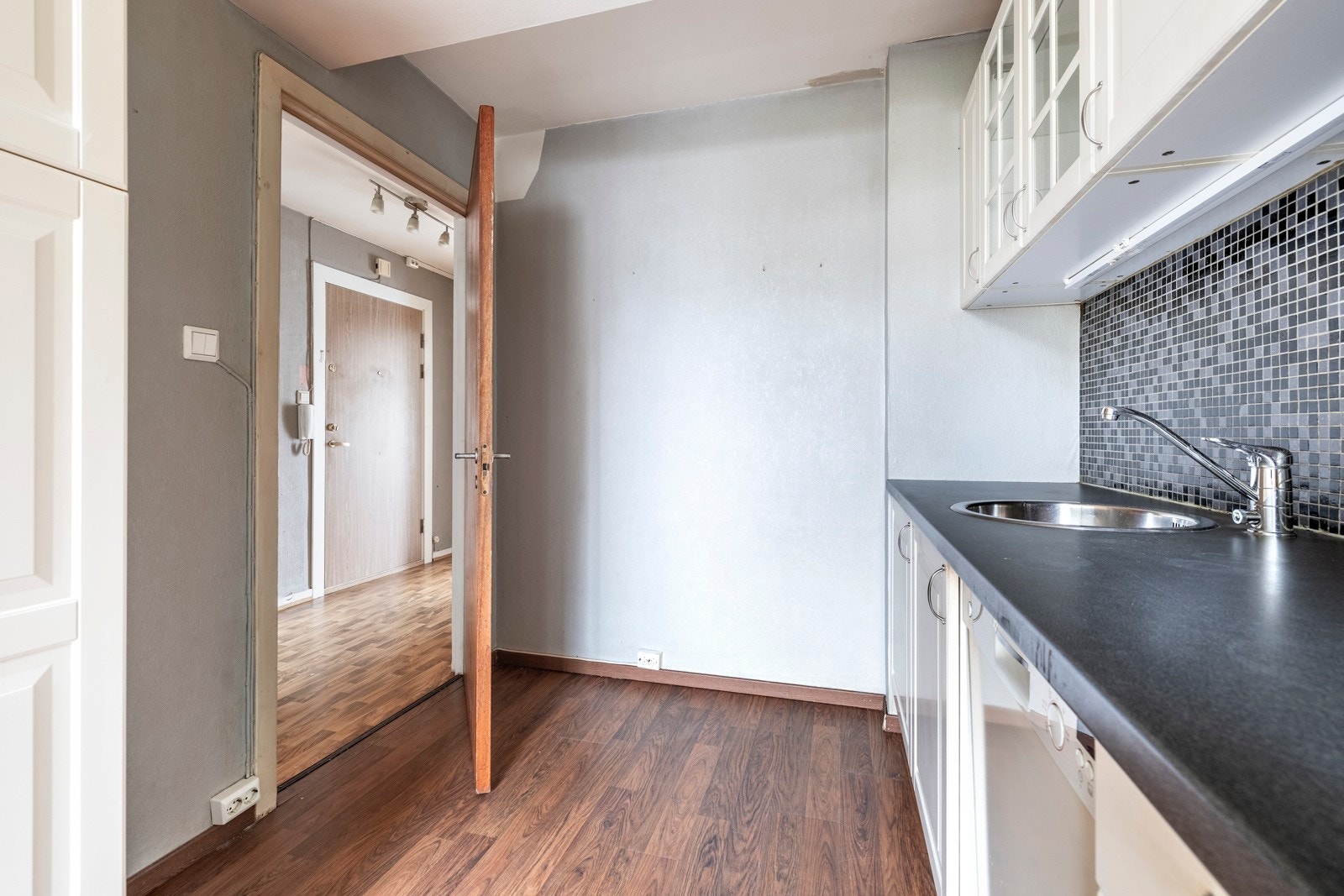 Kjøkkenet ligger adskilt fra stuen og har plass til et lite spisebord. Galleribilde