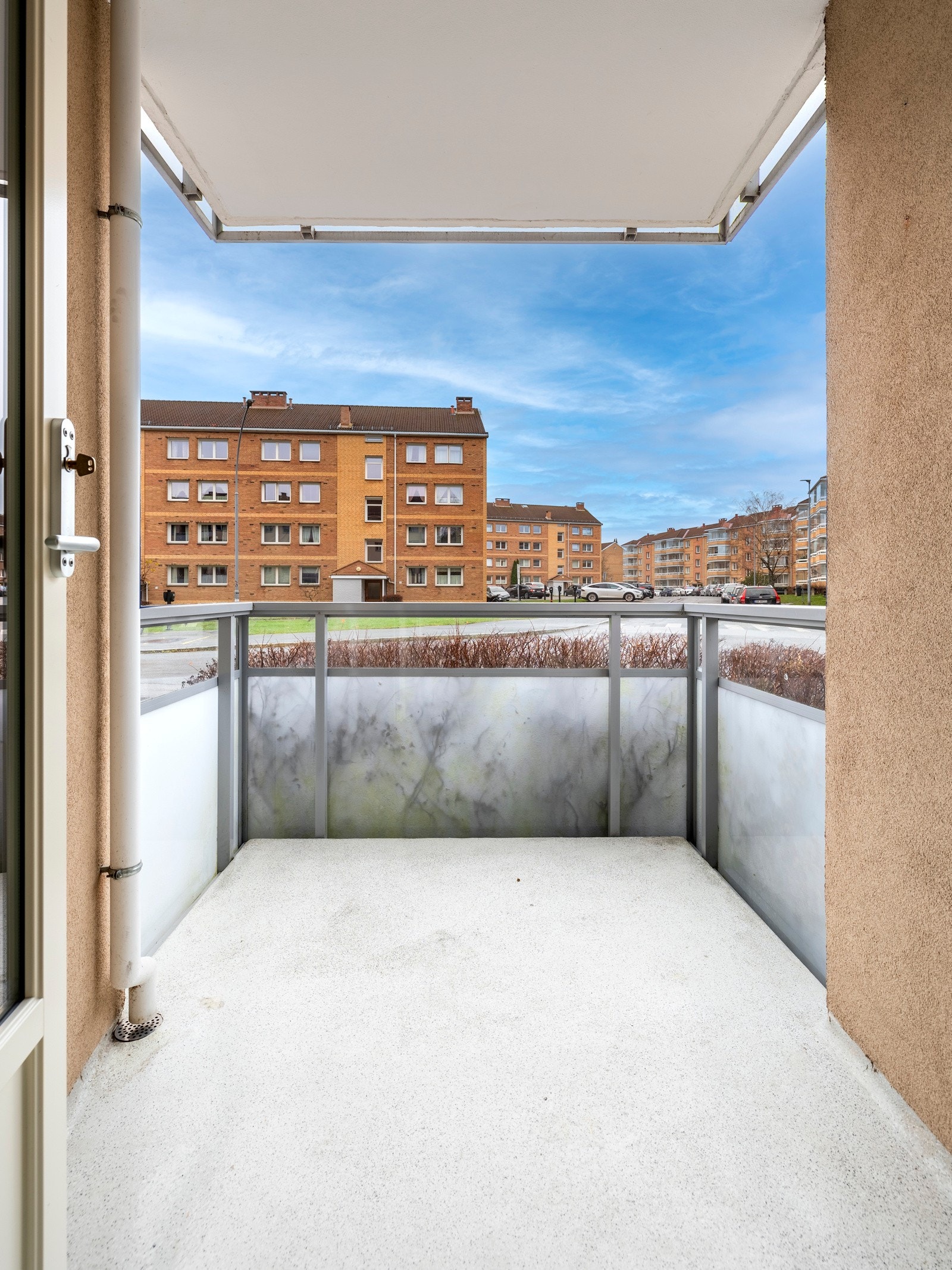 Fra stuen er det utgang til en delvis overbygget balkong på ca. 4 kvm. Galleribilde