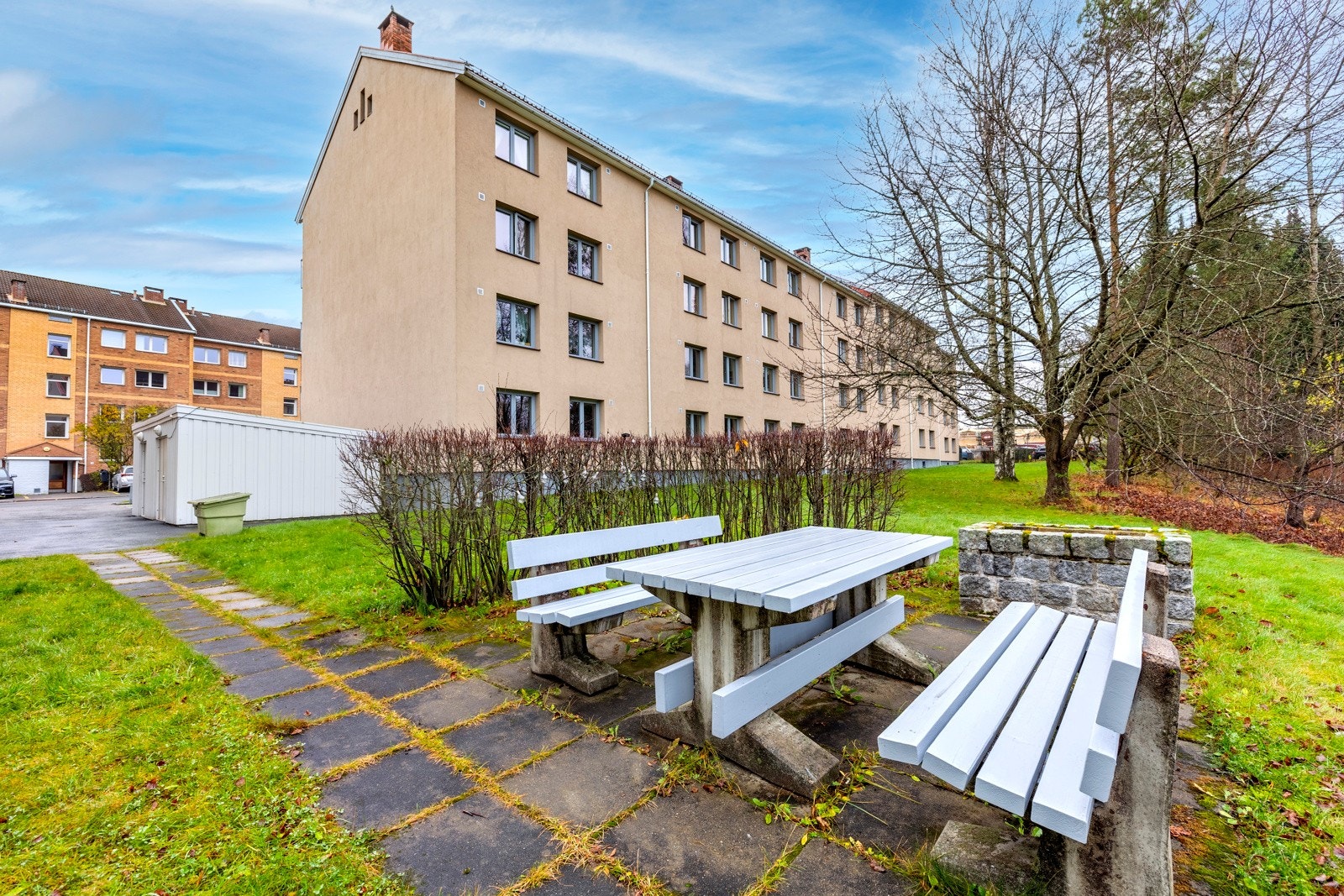 Området byr på et godt utvalg av servicetilbud som skoler, barnehager, butikker og offentlig kommunikasjon. Galleribilde