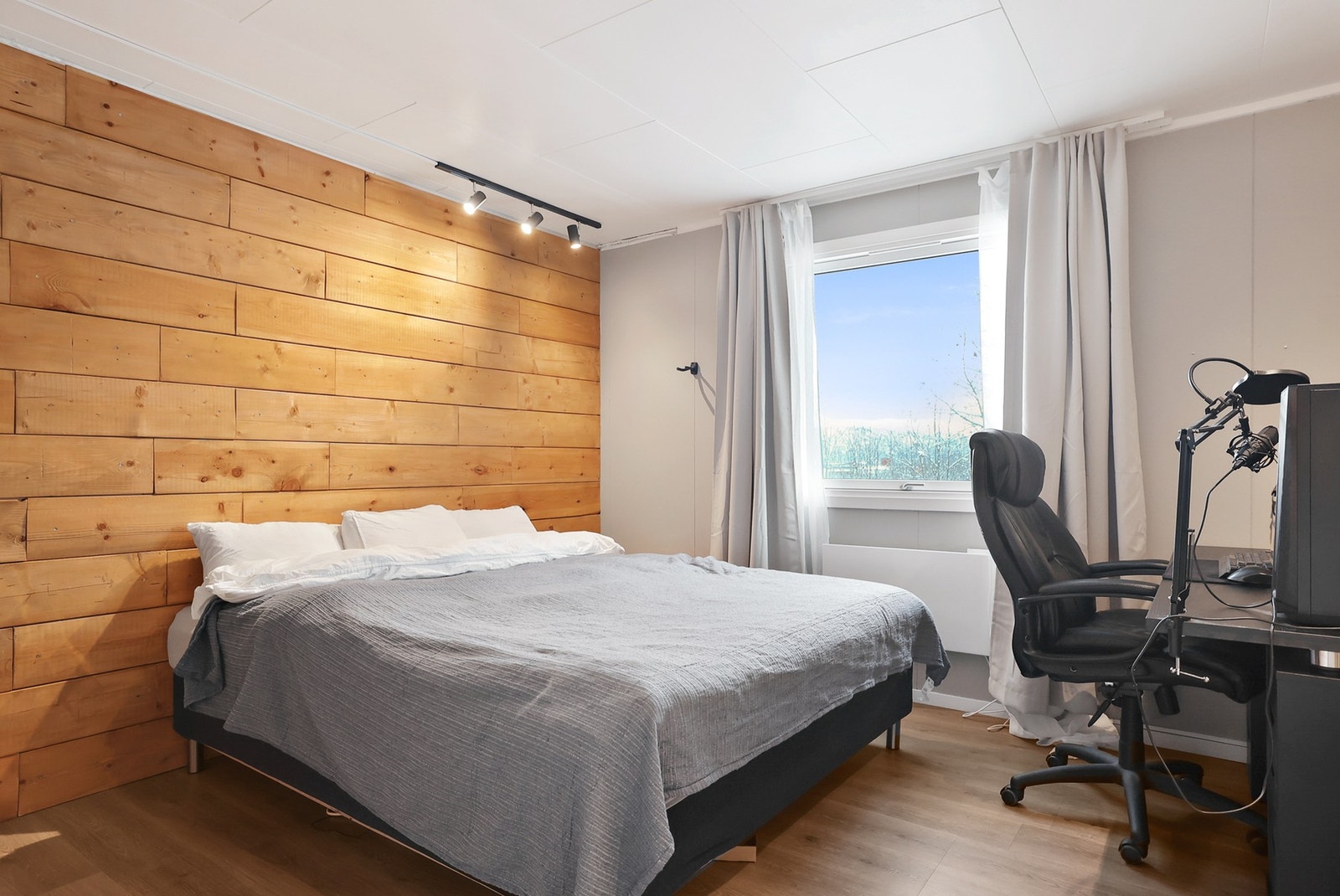 Her er det fint plass til dobbeltseng med tilhørende møblement og skrivebord med tilhørende stol. Galleribilde