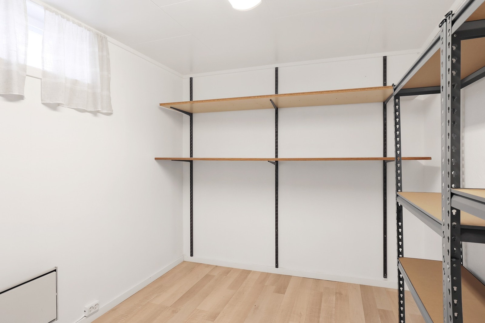 I kjelleren er det gode lagringsmuligheter i 3 boder. Galleribilde