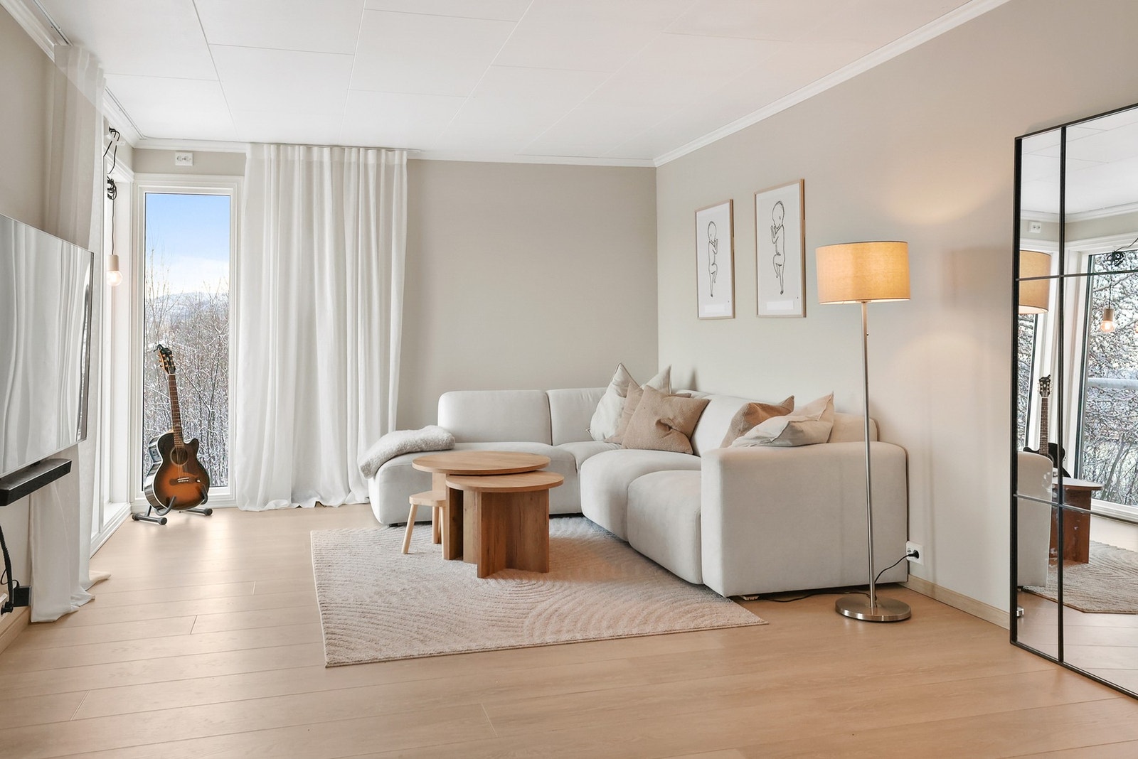 Det er flere store vindusflater som sammen med de lyse fargene bidrar til en luftig atmosfære. Galleribilde