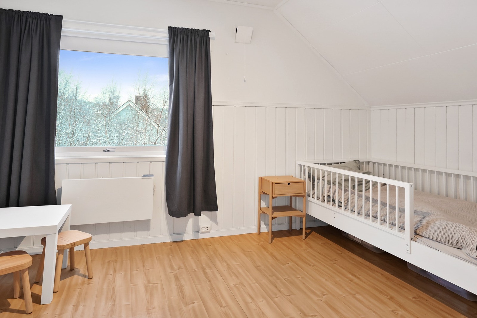 Soverommet har en luftig atmosfære og fint plass til seng med tilhørende nattbord. Galleribilde
