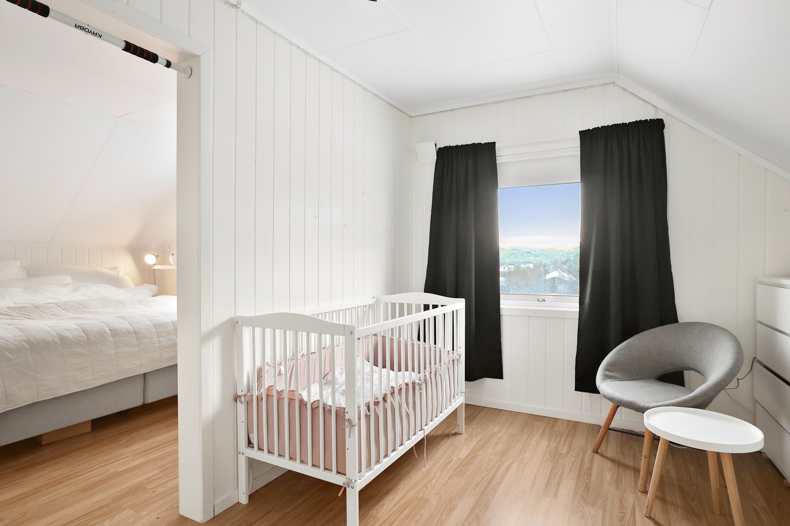 Omkledningsrommet gir gode lagringsmuligheter. Galleribilde