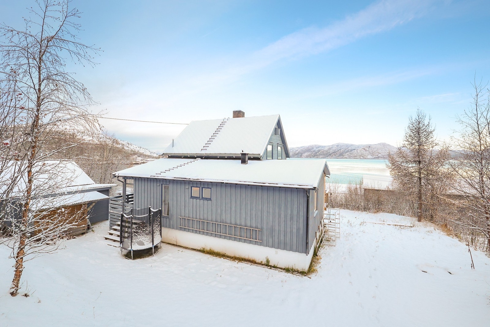 Det er fine utemuligheter rundt hele boligen. Galleribilde