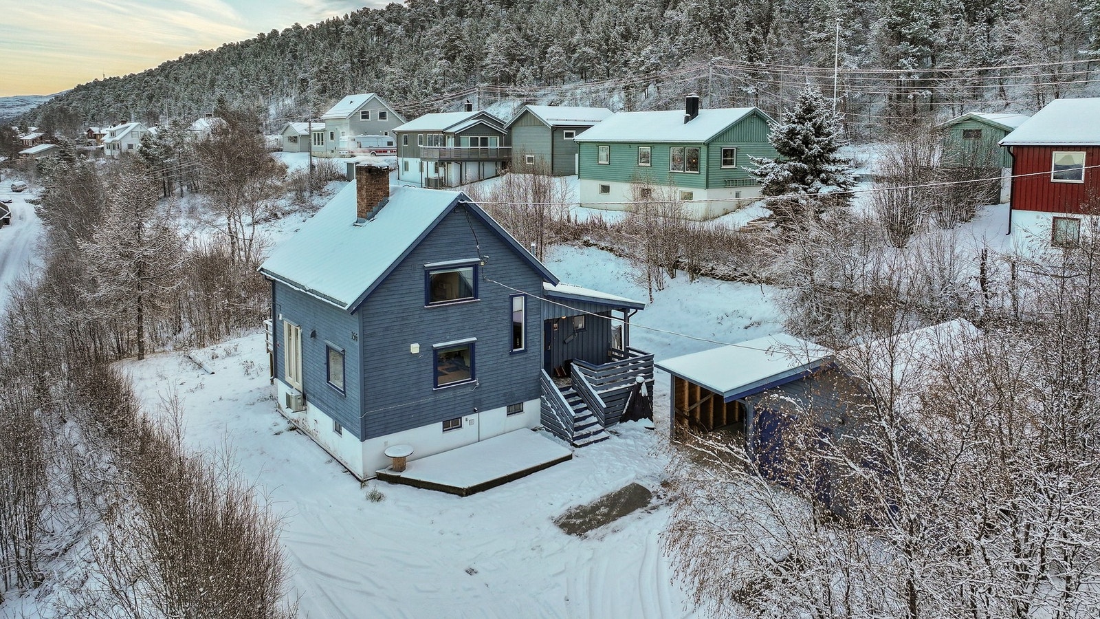 Boligen har tilhørende garasje med carport og bod. Galleribilde