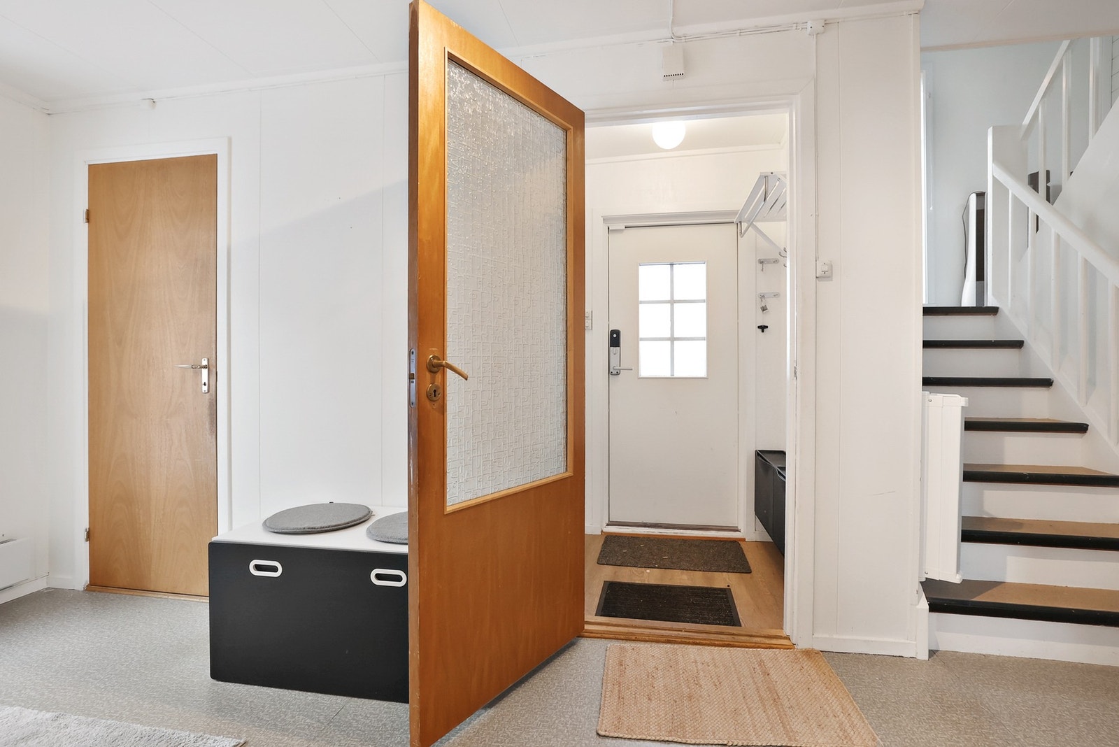 I Entrèen er det plass til å henge fra seg diverse yttertøy på veggmontert hylle. Galleribilde