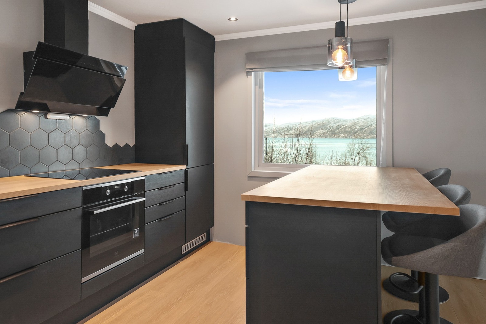 Kjøkkenøyen sørger for ekstra med sitteplasser. Her kan man nyte flott utsikt til gode måltider. Galleribilde