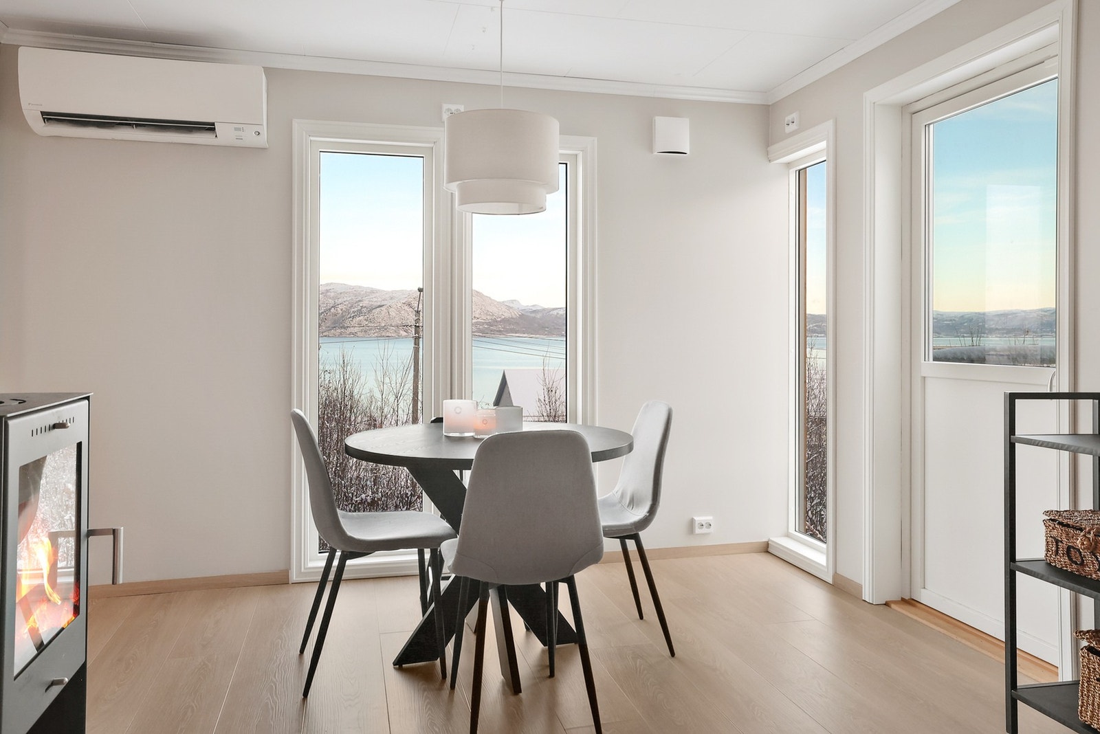 Stuen har også peisovn, noe som sørger for en hyggelig oppvarming på kaldere dager. Galleribilde