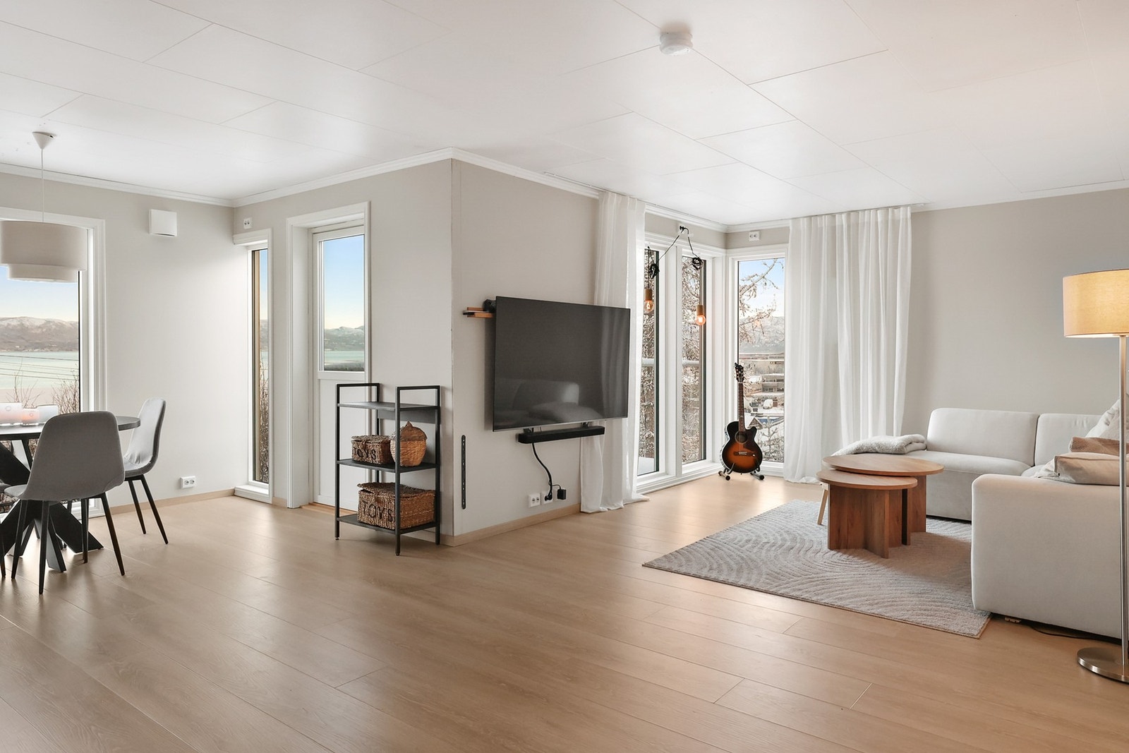 Stuen har en fin størrelse og gode muligheter for å kunne deles inn i ulike soner. Galleribilde