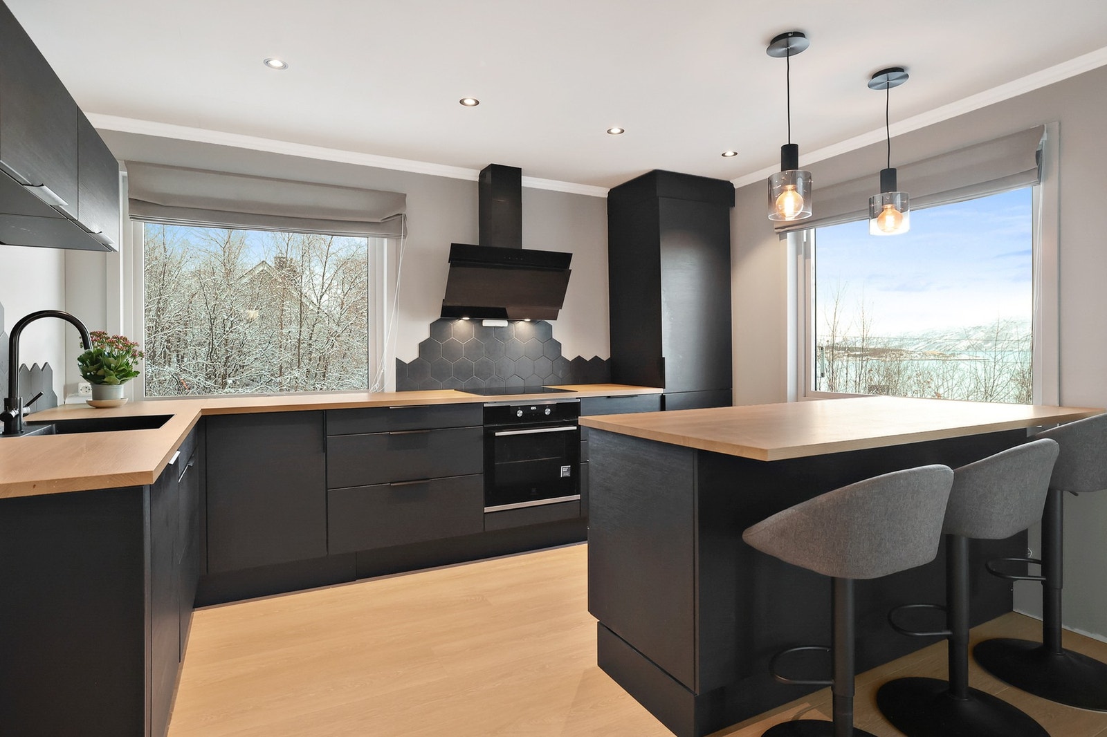 Kjøkkenet har innredning med glatte fronter og benkeplate av laminat. Galleribilde