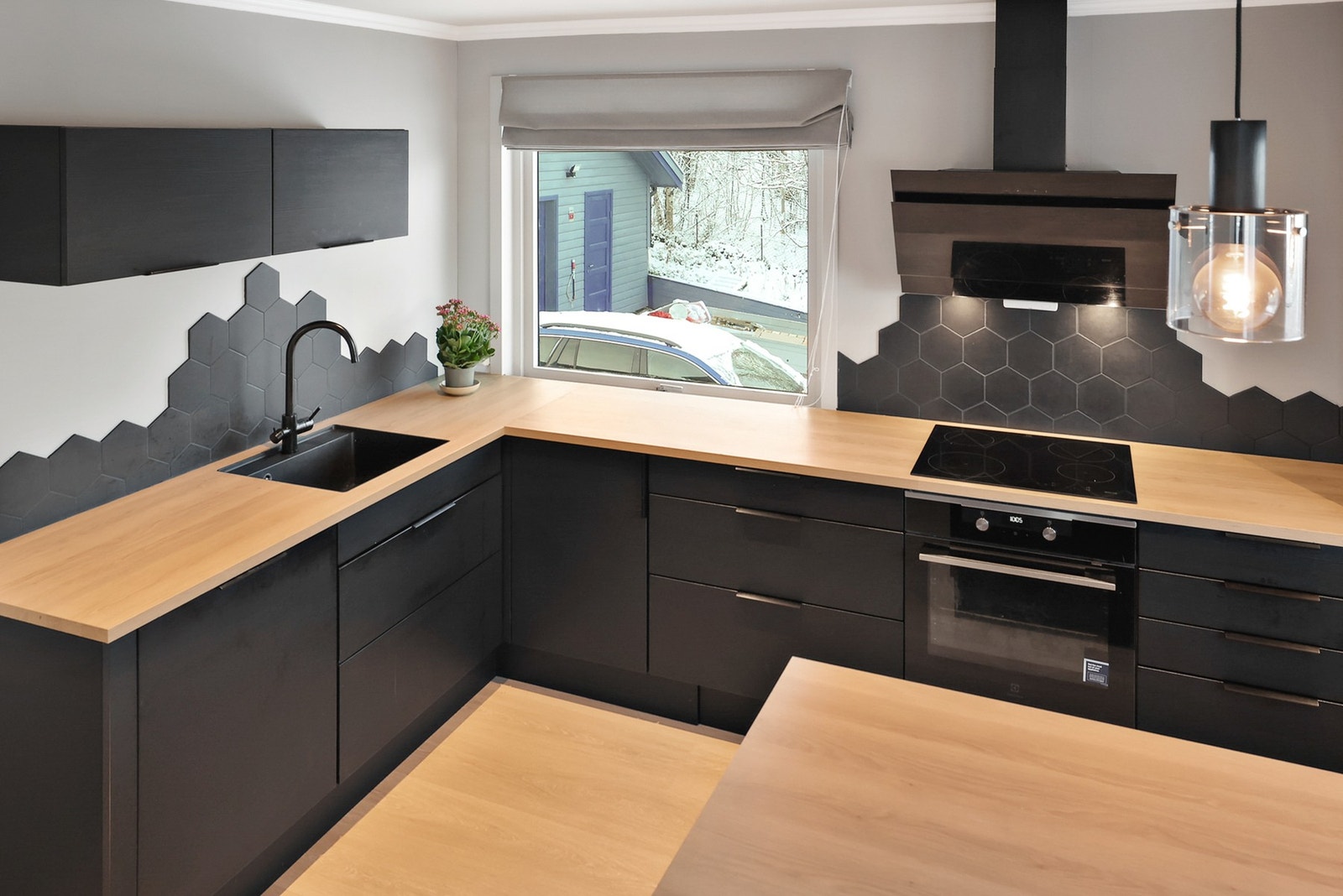 Det er integrerte hvitevarer og gode oppbevaringsmuligheter i skuffer og skap. Galleribilde